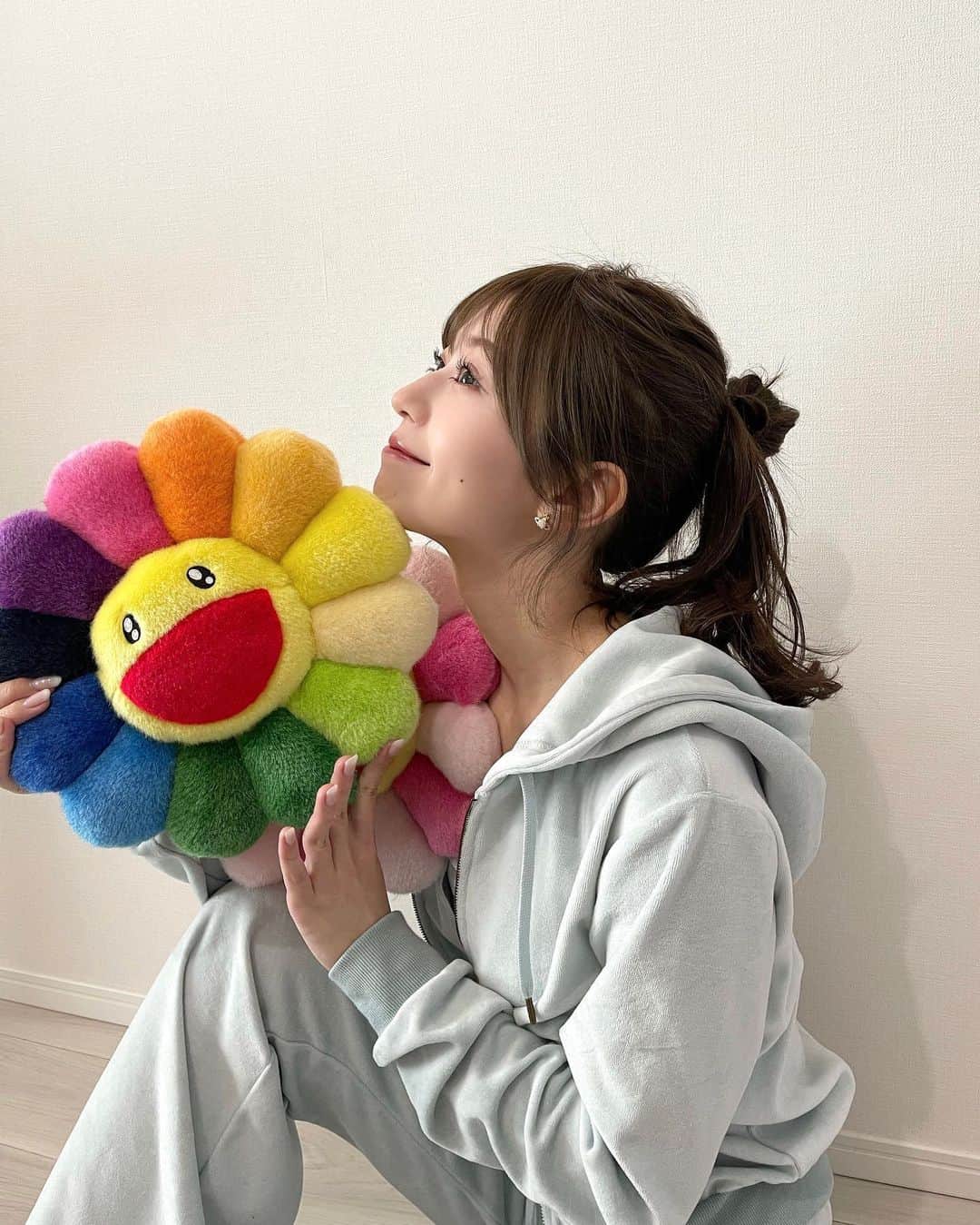石崎日梨のインスタグラム：「⁡ お部屋スタイル😶‍🌫️🌼 ベロアのルームウェア~ ⁡ コメント全部お返事するから、ちょっとだけ待ってて~!!」