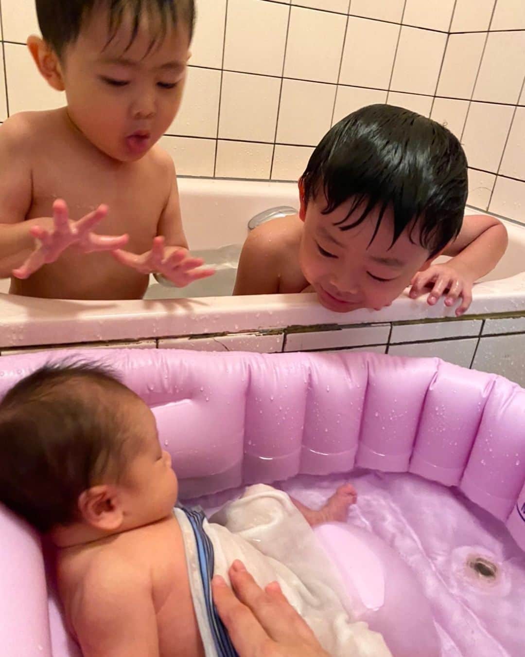 藤嶋大規のインスタグラム：「兄弟3人でお風呂♨️ 先週朝霞に戻ってきて、また単身生活が始まりました。来シーズンに向けてまた指導頑張ります🛶 次会う時には琉規もかなり大きくなってるだろうなー👶  #3兄弟 #お風呂 #canoesprint #coaching #カヌー #カヌースプリント」