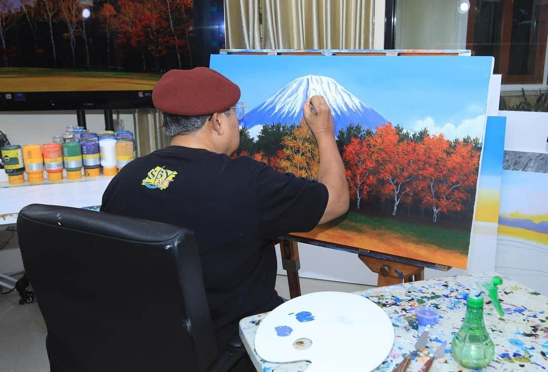 アニ・ユドヨノさんのインスタグラム写真 - (アニ・ユドヨノInstagram)「Teman-teman ini lukisan saya hari ini. Gunung Fuji, Jepang, di Musim Gugur. Saya sendiri belum pernah melihat Gunung Fuji dari jarak dekat. Tetapi, istri tercinta, Almarhumah Ani Yudhyono pernah melihat dari jarak yang dekat.   Itu terjadi pada tahun 2013, ketika sejumlah Ibu Negara diajak oleh Ibu @akieabe untuk melihat keindahan Fujiyama dari dekat. Sementara saya dan seluruh pemimpin ASEAN tengah melakukan pertemuan dengan Perdana Menteri Shinzo Abe (Alm) guna memperingati 40 tahun hubungan antara ASEAN dan Jepang, juga tentunya untuk meningkatkan kerjasama di berbagai bidang antara Jepang dan ASEAN.   Ada kenangan yang mengharukan ketika saya mendampingi Almarhumah Ibu Ani yang sedang dirawat di rumah sakit Singapura. Saya berbicara dengan istri kalau Insya Allah nanti sudah sembuh dari penyakit yang dideritanya, saya mengajak untuk bisa melihat Gunung Fuji dari dekat. Dengan tersenyum Ibu Ani mengangguk dan siap untuk menjadi “guide”. Namun, Tuhan tidak mengabulkan karena beberapa saat kemudian Ibu Ani berpulang ke Rahmatullah.   Semoga teman-teman menyenangi lukisan ini. *SBY*」10月16日 20時25分 - aniyudhoyono