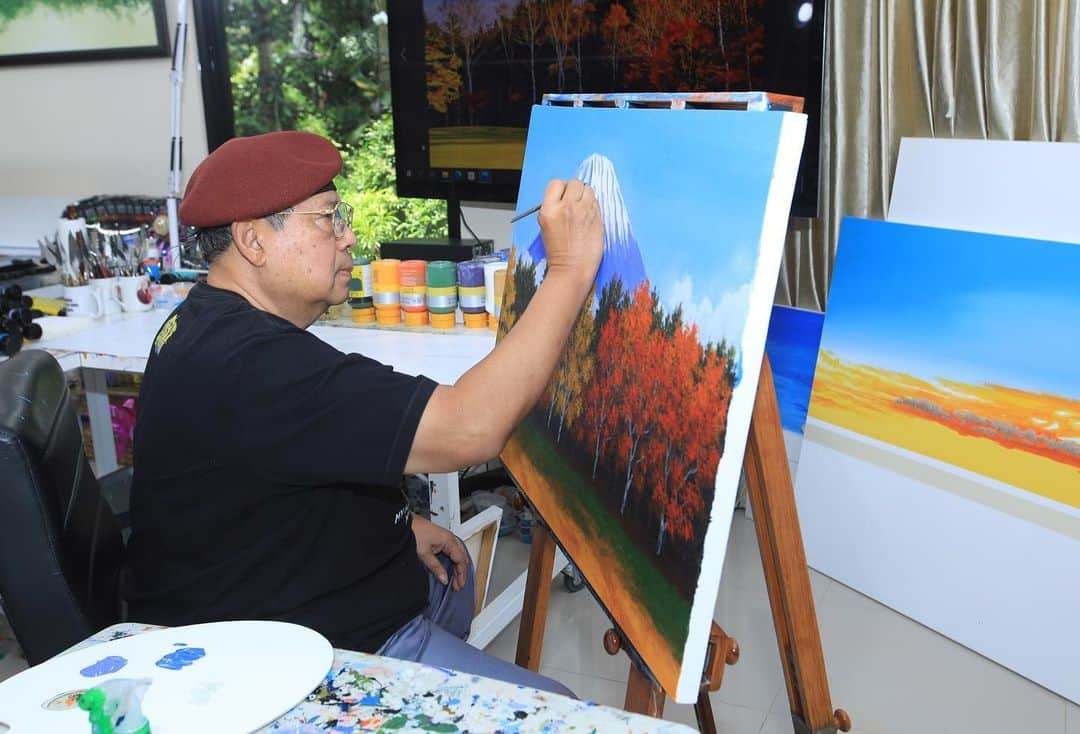 アニ・ユドヨノさんのインスタグラム写真 - (アニ・ユドヨノInstagram)「Teman-teman ini lukisan saya hari ini. Gunung Fuji, Jepang, di Musim Gugur. Saya sendiri belum pernah melihat Gunung Fuji dari jarak dekat. Tetapi, istri tercinta, Almarhumah Ani Yudhyono pernah melihat dari jarak yang dekat.   Itu terjadi pada tahun 2013, ketika sejumlah Ibu Negara diajak oleh Ibu @akieabe untuk melihat keindahan Fujiyama dari dekat. Sementara saya dan seluruh pemimpin ASEAN tengah melakukan pertemuan dengan Perdana Menteri Shinzo Abe (Alm) guna memperingati 40 tahun hubungan antara ASEAN dan Jepang, juga tentunya untuk meningkatkan kerjasama di berbagai bidang antara Jepang dan ASEAN.   Ada kenangan yang mengharukan ketika saya mendampingi Almarhumah Ibu Ani yang sedang dirawat di rumah sakit Singapura. Saya berbicara dengan istri kalau Insya Allah nanti sudah sembuh dari penyakit yang dideritanya, saya mengajak untuk bisa melihat Gunung Fuji dari dekat. Dengan tersenyum Ibu Ani mengangguk dan siap untuk menjadi “guide”. Namun, Tuhan tidak mengabulkan karena beberapa saat kemudian Ibu Ani berpulang ke Rahmatullah.   Semoga teman-teman menyenangi lukisan ini. *SBY*」10月16日 20時25分 - aniyudhoyono