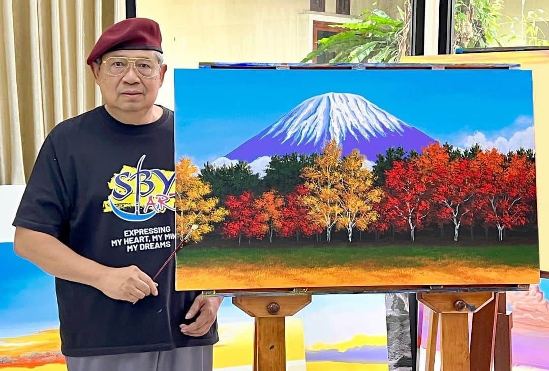 アニ・ユドヨノのインスタグラム：「Teman-teman ini lukisan saya hari ini. Gunung Fuji, Jepang, di Musim Gugur. Saya sendiri belum pernah melihat Gunung Fuji dari jarak dekat. Tetapi, istri tercinta, Almarhumah Ani Yudhyono pernah melihat dari jarak yang dekat.   Itu terjadi pada tahun 2013, ketika sejumlah Ibu Negara diajak oleh Ibu @akieabe untuk melihat keindahan Fujiyama dari dekat. Sementara saya dan seluruh pemimpin ASEAN tengah melakukan pertemuan dengan Perdana Menteri Shinzo Abe (Alm) guna memperingati 40 tahun hubungan antara ASEAN dan Jepang, juga tentunya untuk meningkatkan kerjasama di berbagai bidang antara Jepang dan ASEAN.   Ada kenangan yang mengharukan ketika saya mendampingi Almarhumah Ibu Ani yang sedang dirawat di rumah sakit Singapura. Saya berbicara dengan istri kalau Insya Allah nanti sudah sembuh dari penyakit yang dideritanya, saya mengajak untuk bisa melihat Gunung Fuji dari dekat. Dengan tersenyum Ibu Ani mengangguk dan siap untuk menjadi “guide”. Namun, Tuhan tidak mengabulkan karena beberapa saat kemudian Ibu Ani berpulang ke Rahmatullah.   Semoga teman-teman menyenangi lukisan ini. *SBY*」