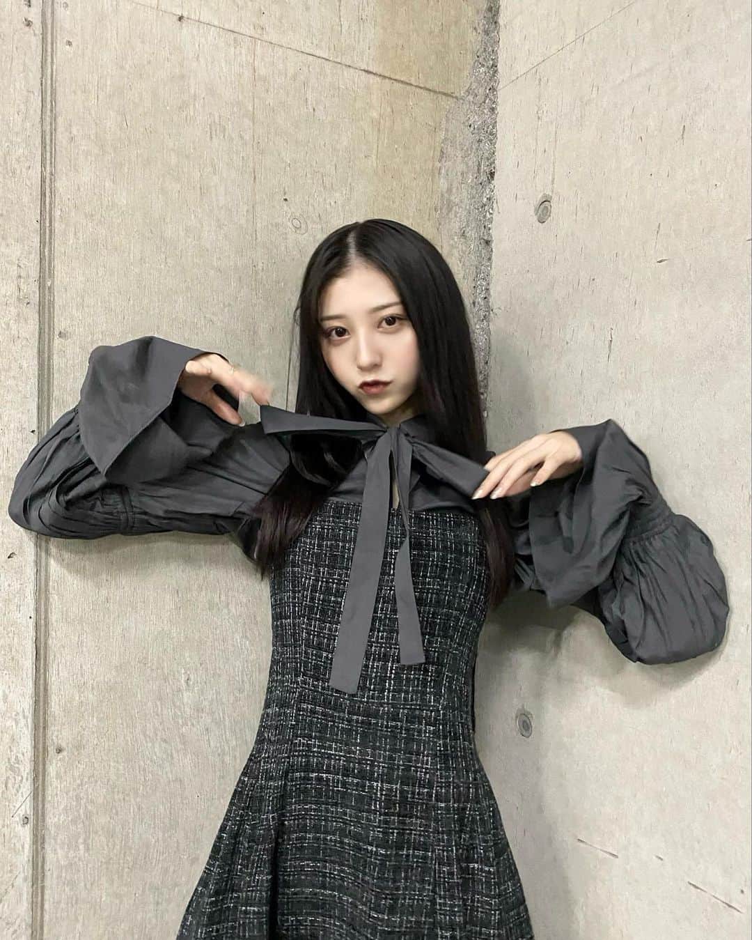 吉井美優のインスタグラム：「. 前髪わけた 🌚🖤」