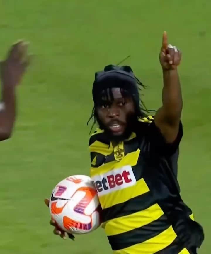 ジェルヴィーニョのインスタグラム：「First goal and a great comeback win 👊🏾🟡⚫  #G27 #ArisFC #Football #Greece」