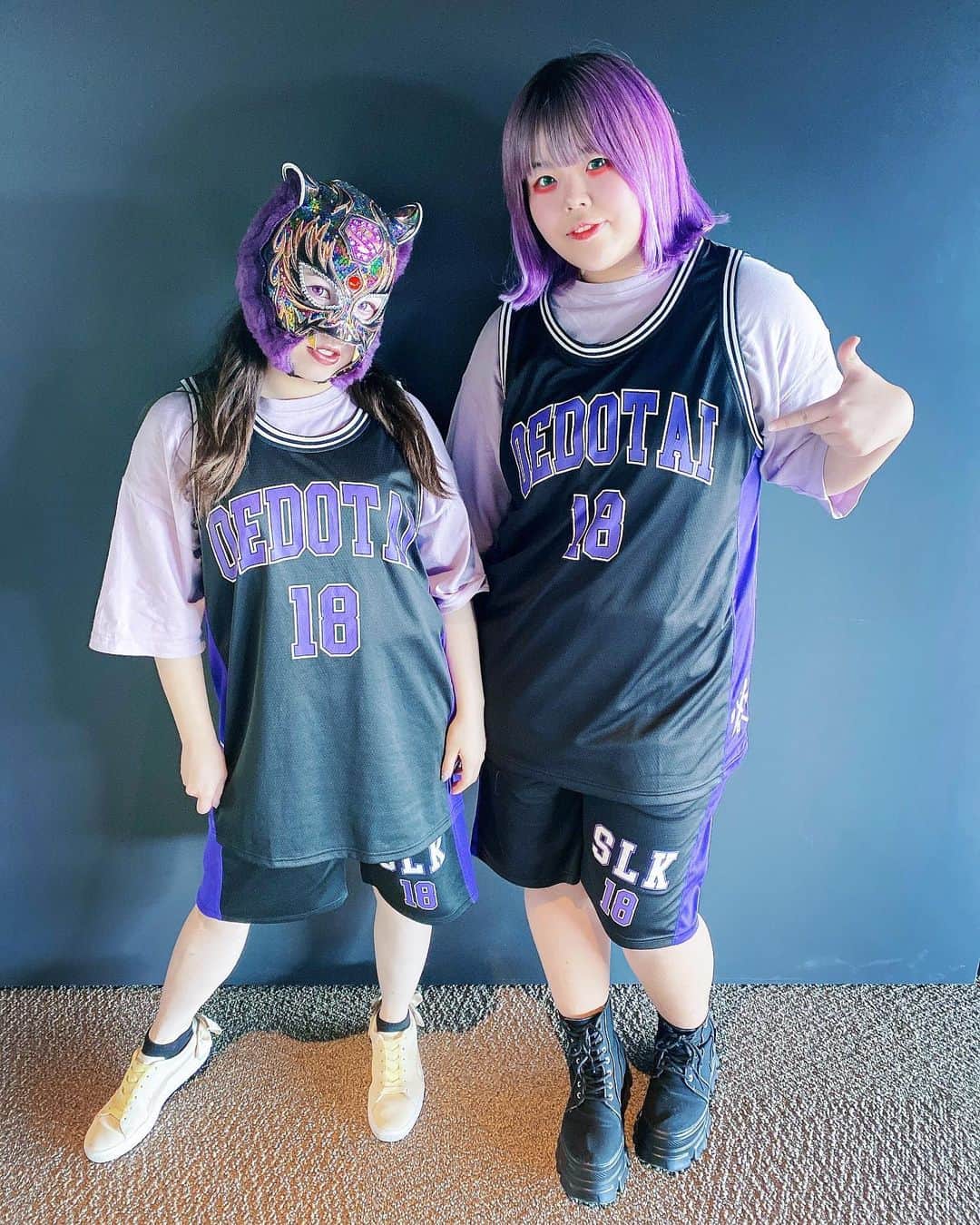 のインスタグラム：「琉悪夏とお揃っち💜 大好評発売中のSLKタンク&パンツ🐯🖤 これめっちゃリング上から見つけやすい👐  #SLK #スターライトキッド #OED #OEDotai #大江戸隊 #スターダム #女子プロレスラー #アーティストオブスターダムチャンピオン」