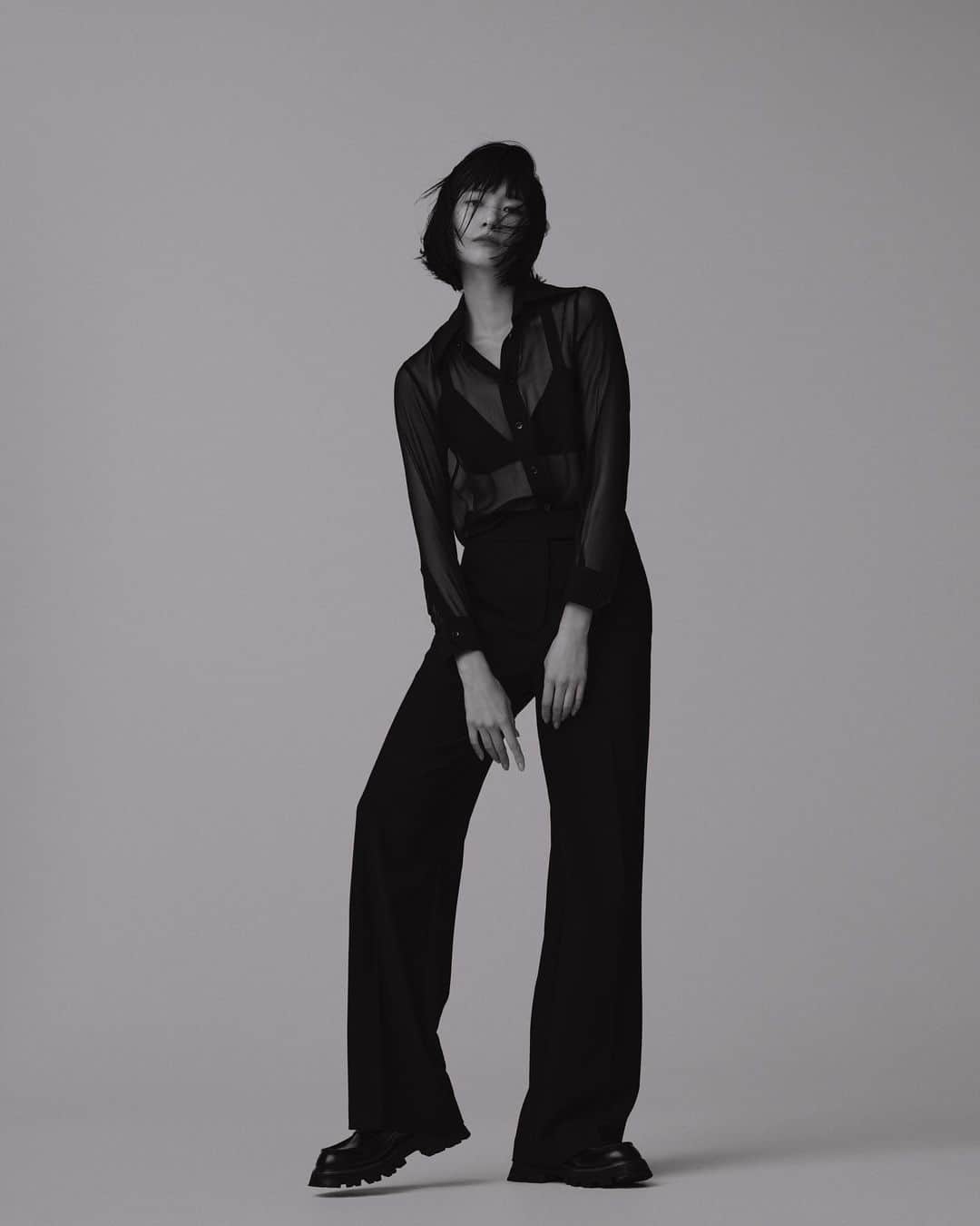 新井貴子のインスタグラム：「Updated my portfolio💫  髪を短くしてから初の宣材写真。 どう表現したいかをチームと共有し、一人ひとりの力あってこその作品が生まれた時はとても嬉しかった。  ご協力くださったチームの皆さん、ありがとうございました！🥰❤️‍🔥  Photo by @kinyaota  Hair by @tetsuyayamakata  Make up by @akiko25  Styled by me」
