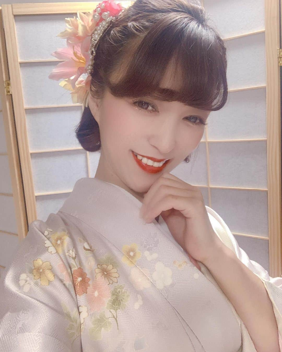 彩月さんのインスタグラム写真 - (彩月Instagram)「昨日は高級着物『紫乃』さんの100万円😳✨相当するらしいお着物お借りして、久しぶりに和服🥰👘撮影でした💔 撮影して頂いたものは未だ公開出来ませんが、プロジェクトマッピングを使った初めての試みだったり✨スタッフさん総掛かりで、皆で細部に拘って妖艶な撮影になり、とても豊かな時間になりました🥰  https://shino-kimono-japan.net/  間もなく、地元誇る🍇🍓🍑🍉メイフルーツ様のアンバサダーを努めさせて頂くに辺り、皆様にお願いがあります❤️🙏✨  mei.fruits.のアカウントをフォロ💓して頂きたいのと、その際にコメント欄へ『彩月のアカウントから、フォローさせて頂きました🤗って』、メッセージを必ず添えて頂きたいです🌈✨ コレがないと、活動アピールが伝われなくなってしまいます💔  終わられたら、メッセージ一言お願い致します⤵✨😌✨⤵  私のフォロー未だの方、良いなって思って頂けたら、フォローと上の手順をして下さるとめっちゃ嬉しく思います💕  100名様大募集🌟✨   #メイフルーツ  #紫乃  #インスタfamily  #生フルーツ  #地元静岡  #日本の心を大切に  #彩月familyの笑顔咲き誇る場所  #彩月の可能性突破  #着物好きさんと繋がりたい  #フルーツ好きな人と繋がりたい   https://www.instagram.com/mei.fruits.sweets/reels/」10月16日 20時48分 - princessayatuki1109