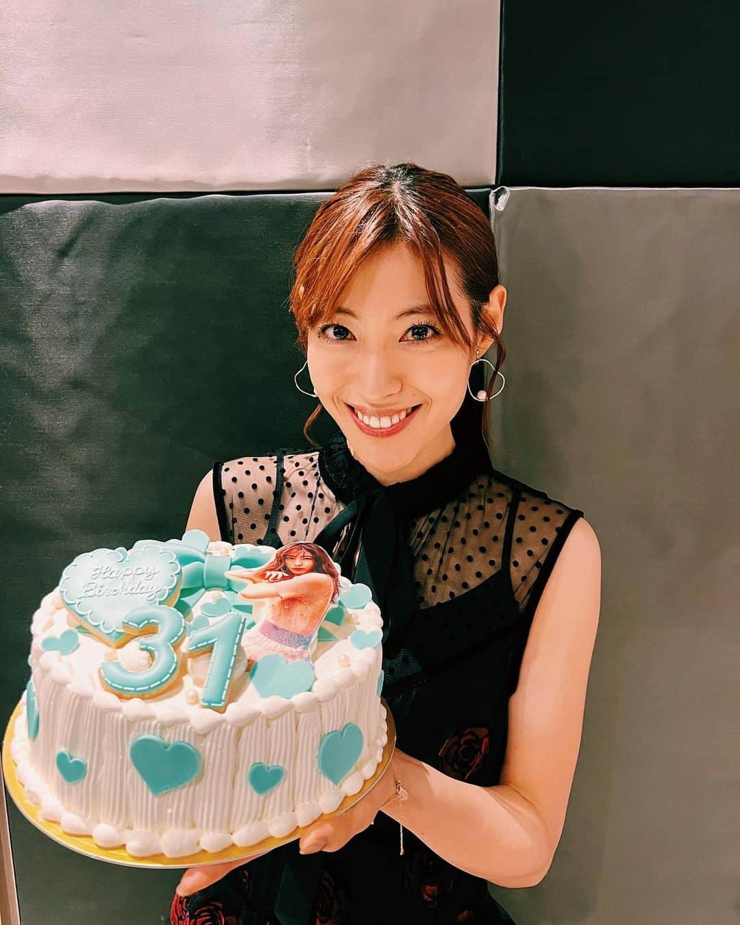瀧本美織のインスタグラム：「☺️ サーティワン🎉になりました✨ 前日はファンクラブのイベントでファンの皆さんと、 今日はドラマ「Sister」の現場でもお祝いしていただき 幸せいっぱいです！  いつも応援してくださる皆さん ありがとうございます✨  今日まで健康に過ごせてこれた奇跡に感謝して、 新鮮な気持ちを大切に色んなことに挑戦していきたいと 思います✊🏻  これからも よろしくお願いします🫡✨   #31」