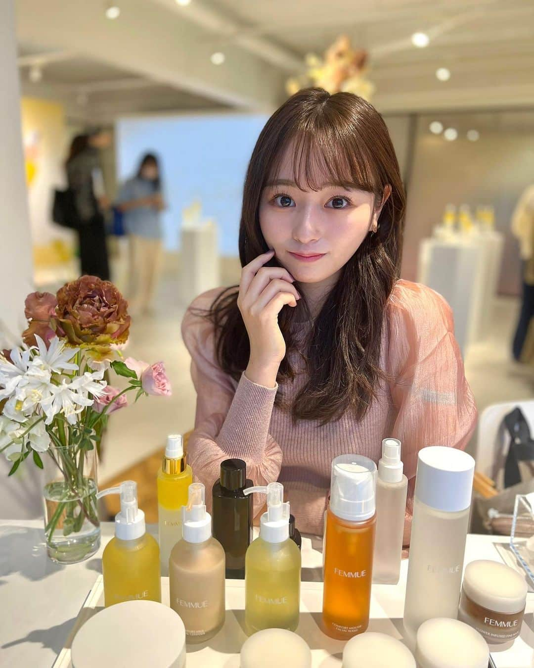 奥原ゆきのさんのインスタグラム写真 - (奥原ゆきのInstagram)「【FEMMUEの新作発表会】に行ってきました。 4枚目にあるように、ギフトボックスなど素敵な新作が沢山‥！ .  その中でも特に気になったのがこちら✨ （あくまで個人的感想です）  ▼11/16発売の「フラワーハンドクリーム」 2,860円 友達へのちょっとしたプレゼントにも良さそう‥（しかもファミュは箱も可愛い💕） 植物バターを使っているのでハンドクリーム特有のベタベタさがないのも良かったです！！ . ▼明日10/17発売のミスト美容液 5,720円 美容液75%と美容オイル25%で、カメリアなどの美容成分が配合。ローズとジャスミンがとっても良い香り（モテそう😽） スプレーのキメが細かくて、外出中の保湿やちょっとした香水代わりにも良い気がする！  あくまでも「個人的な」意見だけど、気になったアイテムでした〜！  #femmue #ファミュ #新作コスメ #2022aw #コスメコンシェルジュ #女子大生 #resexxy #ハンドクリーム #プレゼント #ギフト #ギフトにおすすめ #コスメ紹介 #コスメレビュー #コスメレポ」10月16日 21時06分 - yukino_okuhara