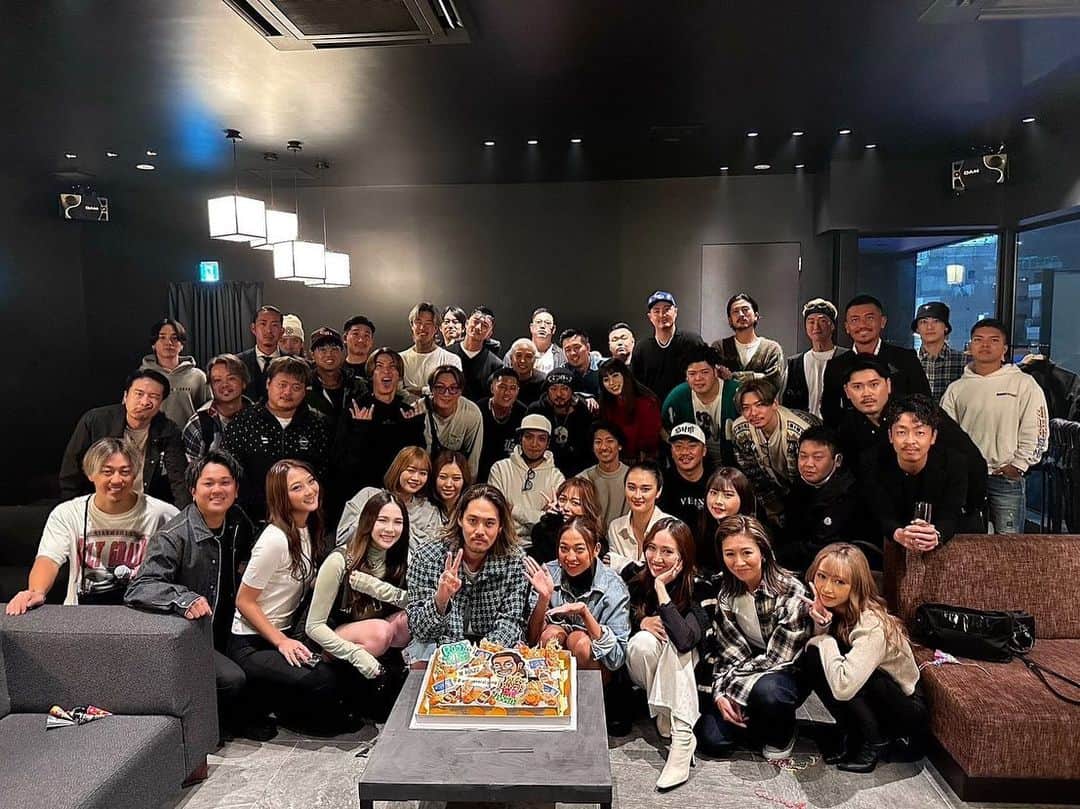 田代新のインスタグラム：「33歳になりました🎂 本当に毎年毎年みんなありがとう。 特に後輩の皆んな、気を使うなって言っても、先輩だらけの場でそりゃ気つかっちゃうなんて分かるけど、その中でもめちゃくちゃ楽しんでくれると俺はめちゃくちゃ嬉しいよ😊 また皆んなで楽しく飲もうね！ 皆んなありがとーーーーーー🫶🏻 ごめん全員のタグ付け無理だ。 #BD」