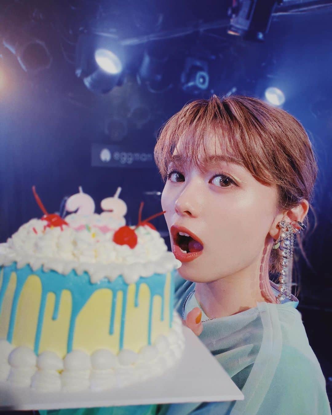 足立佳奈のインスタグラム：「Birthday Party無事完走 ☺︎ そして、 23歳になれました。  LIVEにきてくれたみんな、 そしてメッセージをくれたみんな、 本当に本当にありがとう。  想像していた23歳は、 もっともっと大人で、 今の私はまだまだ大人と言い切れるのかっていう感じ。  でも、 LIVEを通して思ったことは、 これが私らしさってこと✌🏻 みんなが、 私の姿を見て笑ってくれてるのをみて、そう思えたよ。ありがとう。  きっとさ、いくつになっても、 完璧とは言えない自分を見つめながら、年を重ねていくんだなぁ。 それもまたイイ。♡  今回バンドメンバーと仲良し写真沢山撮ったから、いっぱい載せたいと思うっ。本番前と、本番終わり、 それから会場に向かう前の私たち。 まだまだあるから、 今度のせよーっと。  そしてなんといっても、 今回は、 初めての岐阜公演。 地元岐阜で想いの詰まったLIVEができた。Club-Gっていう、私が人生で初めてLIVEをみた場所で、LIVEができたことも本当に嬉しく思う。５周年で岐阜に帰って来れてよかった。もっともっと岐阜も大事にしていきたいと強く思ったし、愛が溢れた時間でした。  東京公演、 岐阜公演、 来てくれたみんな本当にありがとう！！  これからもまだまだ突っ走っていくよー！23歳もよろしくね！ みんなだいすきだよー！！  kANA」