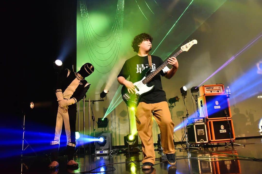 ウエムラユウキさんのインスタグラム写真 - (ウエムラユウキInstagram)「2022/10/15 Zepp Haneda #教祖爆誕 ワンマン フルキャパのパンパンライブ久しぶりで燃えた！🔥 ツアー頑張ってきます🔥  雫さん誕生日おめでとう🎂  俺はMCで話したりする役割なので2人である程度の打ち合わせはやるけどあのMCやる話は聞いてなかったし、普段はそんなことないので尚更グッときました。男の俺からしても男前だなと、俺もまだまだだなと、そうやって雫さんに限らずメンバーの近くで学ぶことは多いです。 良いバンドをこっからもみんなでやってくぞ〜！ 押忍！」10月16日 21時36分 - uemubass