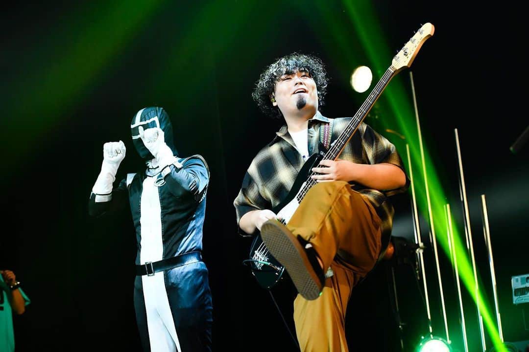 ウエムラユウキさんのインスタグラム写真 - (ウエムラユウキInstagram)「2022/10/15 Zepp Haneda #教祖爆誕 ワンマン フルキャパのパンパンライブ久しぶりで燃えた！🔥 ツアー頑張ってきます🔥  雫さん誕生日おめでとう🎂  俺はMCで話したりする役割なので2人である程度の打ち合わせはやるけどあのMCやる話は聞いてなかったし、普段はそんなことないので尚更グッときました。男の俺からしても男前だなと、俺もまだまだだなと、そうやって雫さんに限らずメンバーの近くで学ぶことは多いです。 良いバンドをこっからもみんなでやってくぞ〜！ 押忍！」10月16日 21時36分 - uemubass