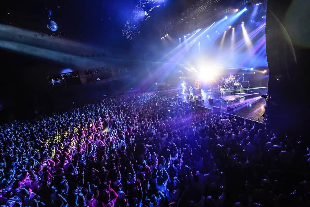 ウエムラユウキのインスタグラム：「2022/10/15 Zepp Haneda #教祖爆誕 ワンマン フルキャパのパンパンライブ久しぶりで燃えた！🔥 ツアー頑張ってきます🔥  雫さん誕生日おめでとう🎂  俺はMCで話したりする役割なので2人である程度の打ち合わせはやるけどあのMCやる話は聞いてなかったし、普段はそんなことないので尚更グッときました。男の俺からしても男前だなと、俺もまだまだだなと、そうやって雫さんに限らずメンバーの近くで学ぶことは多いです。 良いバンドをこっからもみんなでやってくぞ〜！ 押忍！」