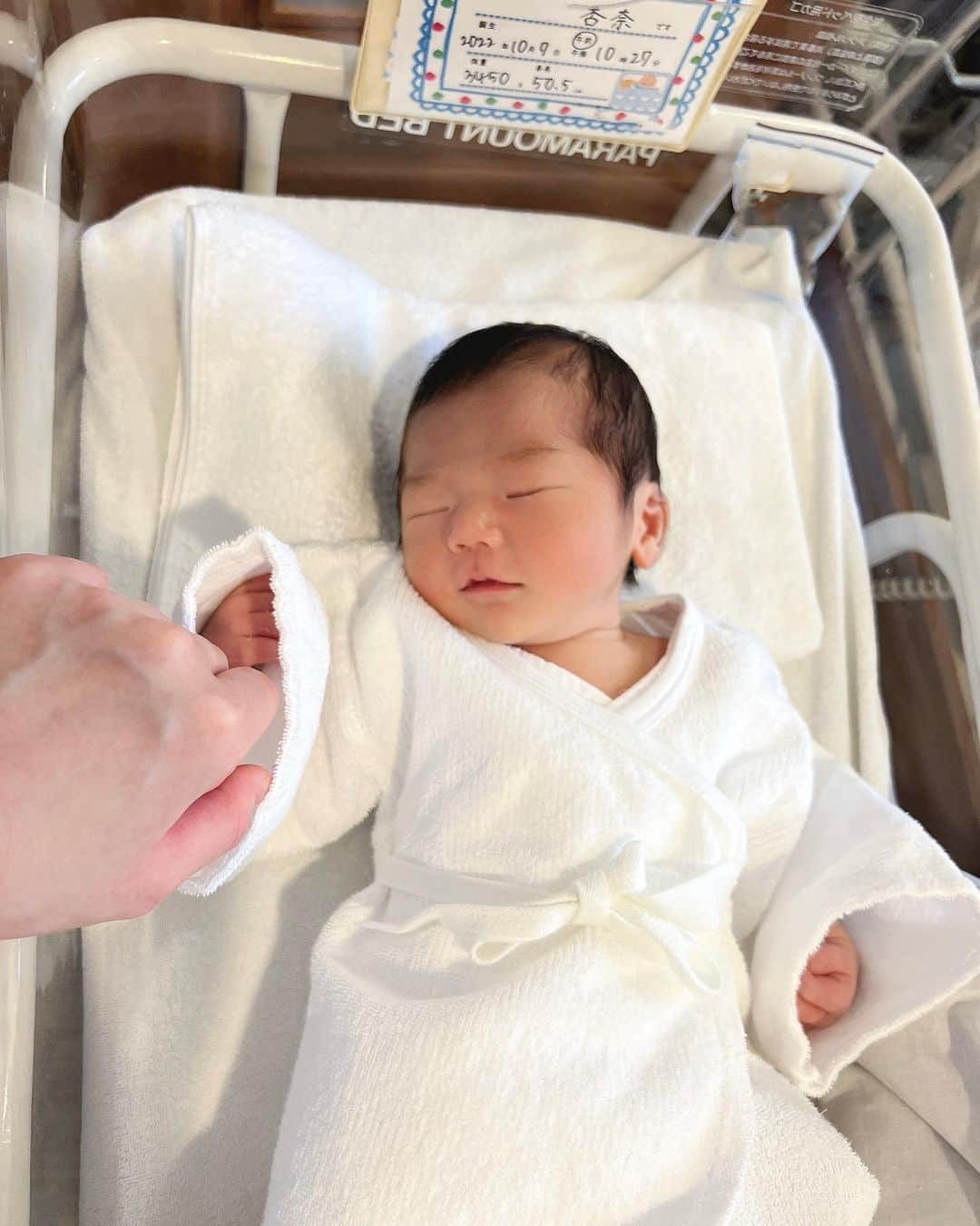 南杏奈のインスタグラム：「𝐻𝐸𝐿𝐿𝑂 𝐵𝐴𝐵𝑌 👶🏻🍼  産まれてきてくれてありがとう🤍  可愛くて愛しくて、 慣れない育児は大変だけど、 毎日とっても幸せです✨✨  妊娠中、沢山支えてくれたお友だち 周りの方々、感謝しています♡ ありがとうございます🥹🤍🤍  #出産報告 #第一子誕生 #男の子ベビー #令和4年ベビー #五黄の寅 #強運 #10月生まれベビー #秋生まれ #男の子ママ #帝王切開 #緊急帝王切開 #計画無痛分娩 #newborn #baby #boy #happiness #love #❤️」