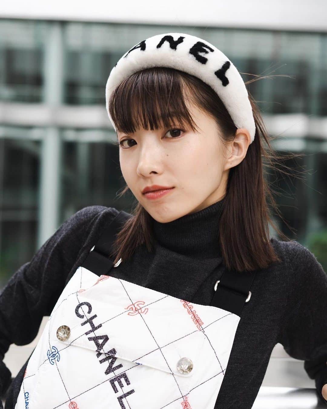 飯島望未のインスタグラム：「New headband @chanelofficial     CHANELのカチューシャ優勝 オーバーオールもお気に入り。」