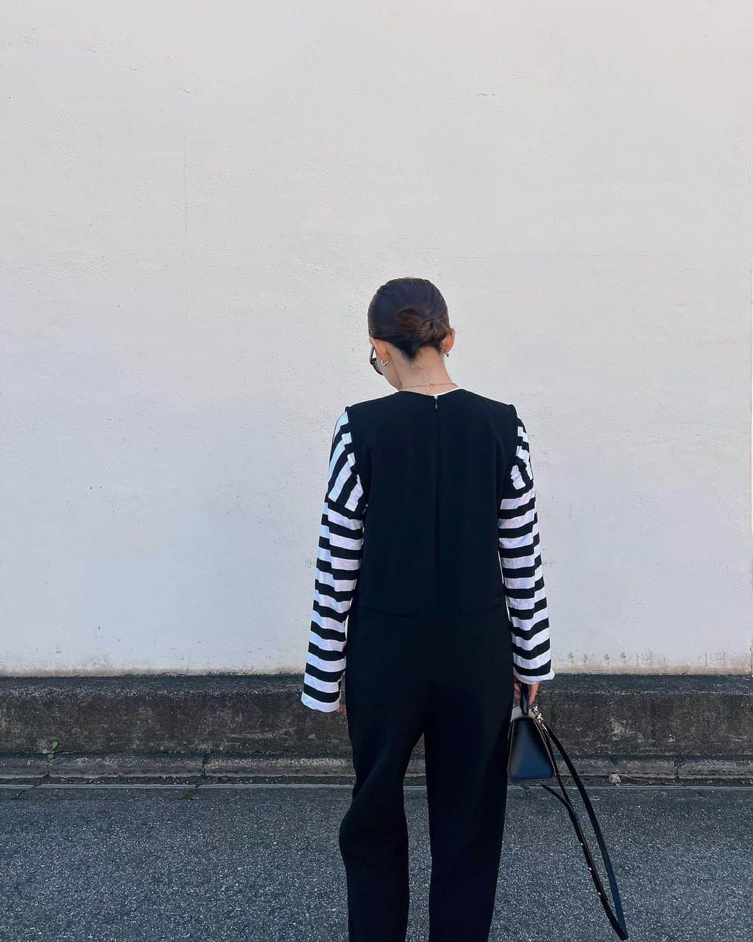 muua777のインスタグラム：「. ⁡ 自分の欲しいを作ってみて そこからお客様のこういう方がいいな💭 ⁡ のご意見から生まれた Vネックサロペット！ ⁡ 後ろ姿にも拘りました😊 お尻がうーんと高く見えるように。笑 ⁡ ウエストヒップの位置 詐欺っちゃいましょ👍 ⁡ 本日より受注START▶︎▶︎▶︎ ⁡ ⁡ salopette… @tinoir_xs  ⁡ ⁡」