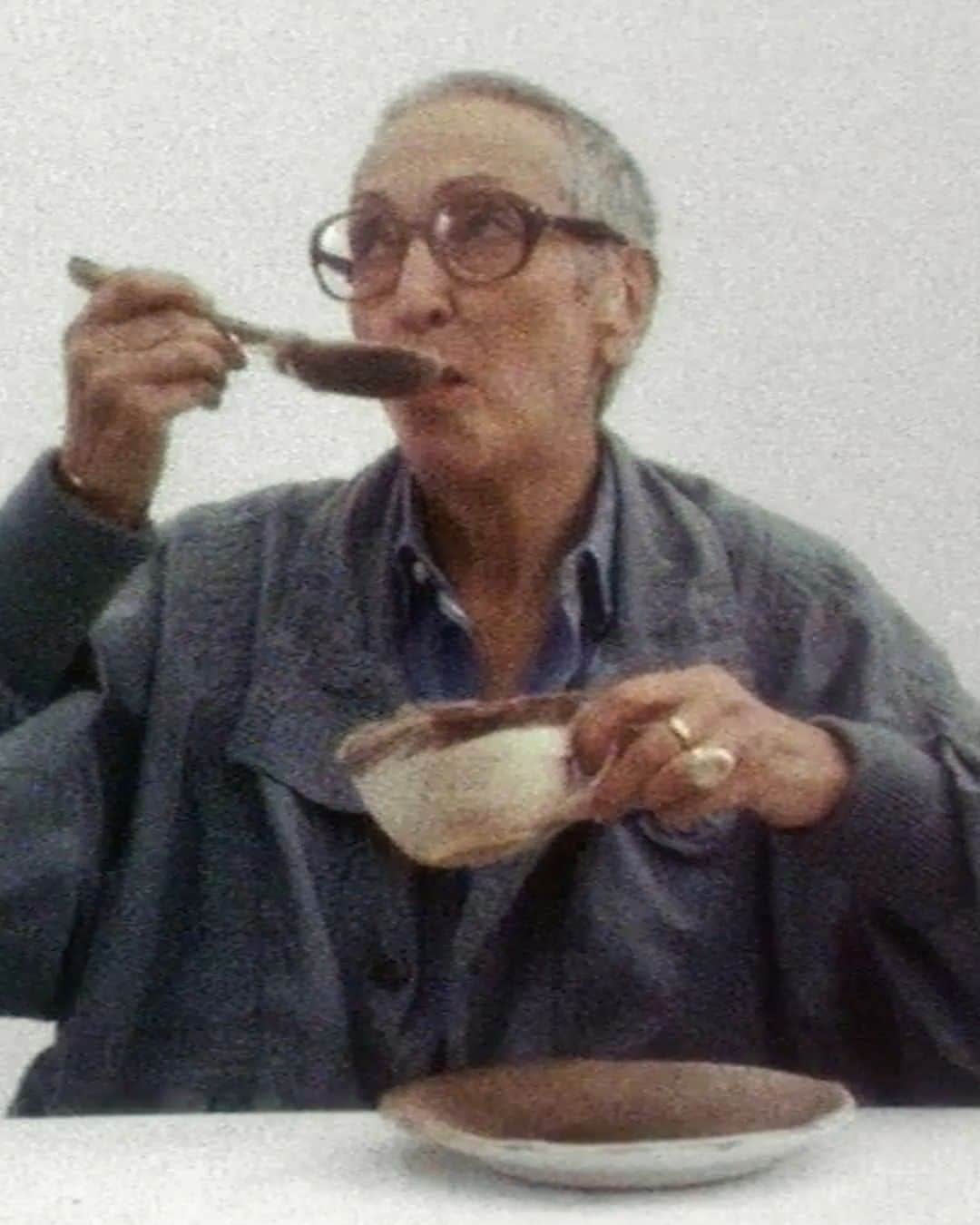 ニューヨーク近代美術館のインスタグラム：「“Nobody will give you freedom. You have to take it.” — Meret Oppenheim  Best known for her celebrated fur-lined teacup, the full scope of #MeretOppenheim’s six-decade career has been largely unknown outside her native Switzerland.  See nearly 200 works that offer a wide retrospective view of the artist’s lifelong innovation, remarkably open concept of art, and fierce originality and wit in Meret Oppenheim: My Exhibition, opening October 30.  Member previews begin October 27. Learn more at mo.ma/oppenheim, link in bio.  #MOMyExhibition」