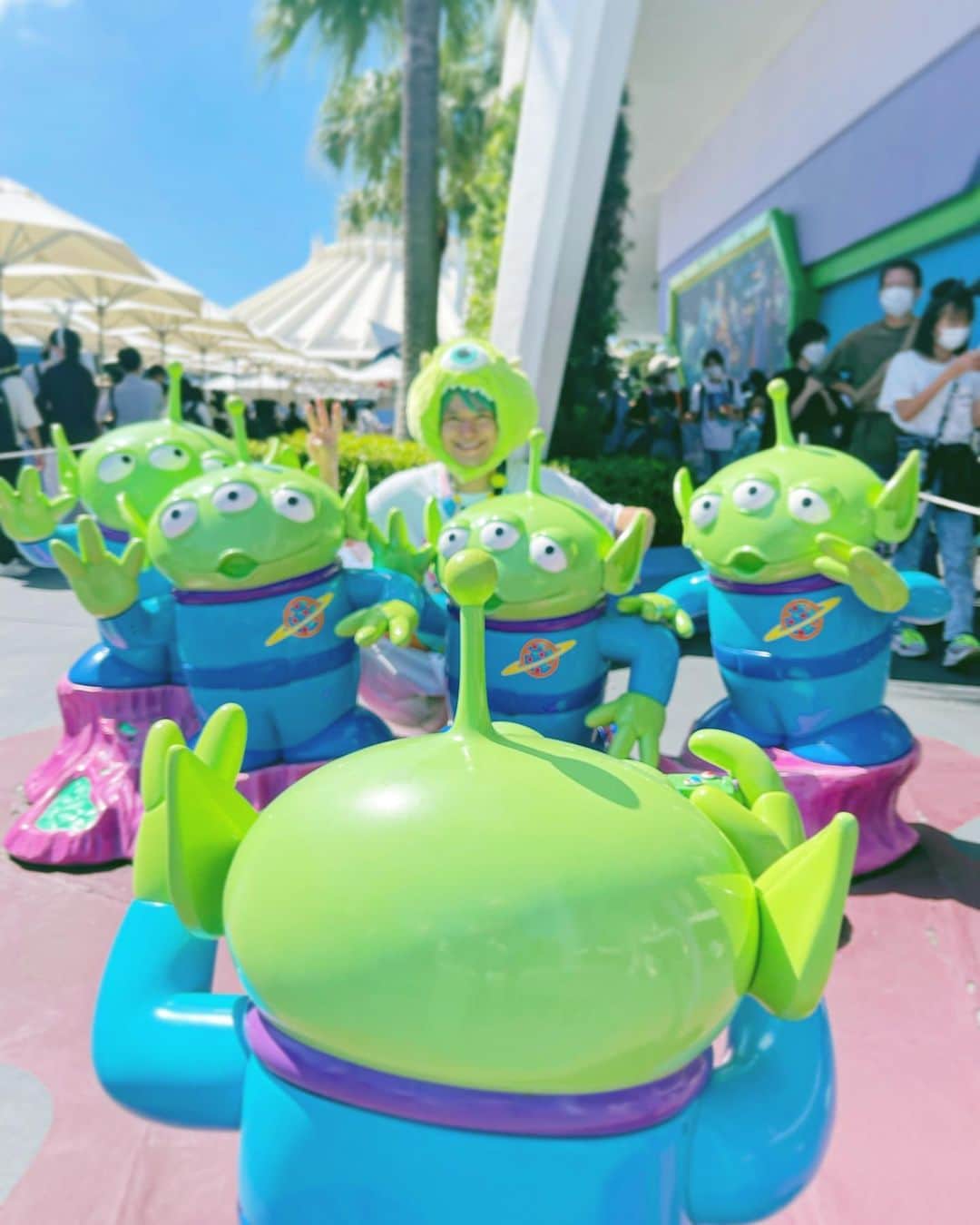 相馬トランジスタのインスタグラム：「ディズニーで同窓会しました💚みんな大人になってたなぁ  #リトルグリーンメン  #シニアグリーンジスタ #ディズニーでここが1番アガった #指男のディズニー童貞奪いました #カルビはディズニーアバズレでした」