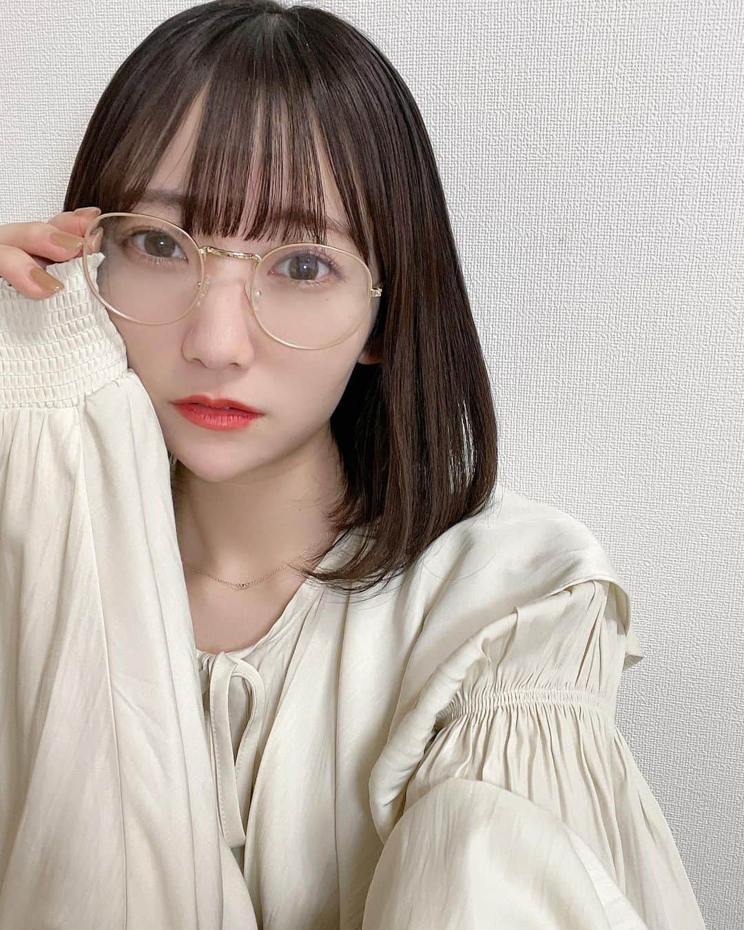 夏川愛実のインスタグラム：「⁡ 　　　 ⁡ ⁡ メガネ女子はどう🥸 ⁡ ⁡ #メガネ#自撮り #ボブ#ボブアレンジ#ショートヘア#ヘアカラー#暗髪カラー #ヘアアレンジ#外ハネアレンジ#外ハネ#秋コーデ #148cm#f4f#いいね返し#l4l#フォロバ ⁡ ⁡ ⁡ ⁡ ⁡ ⁡」