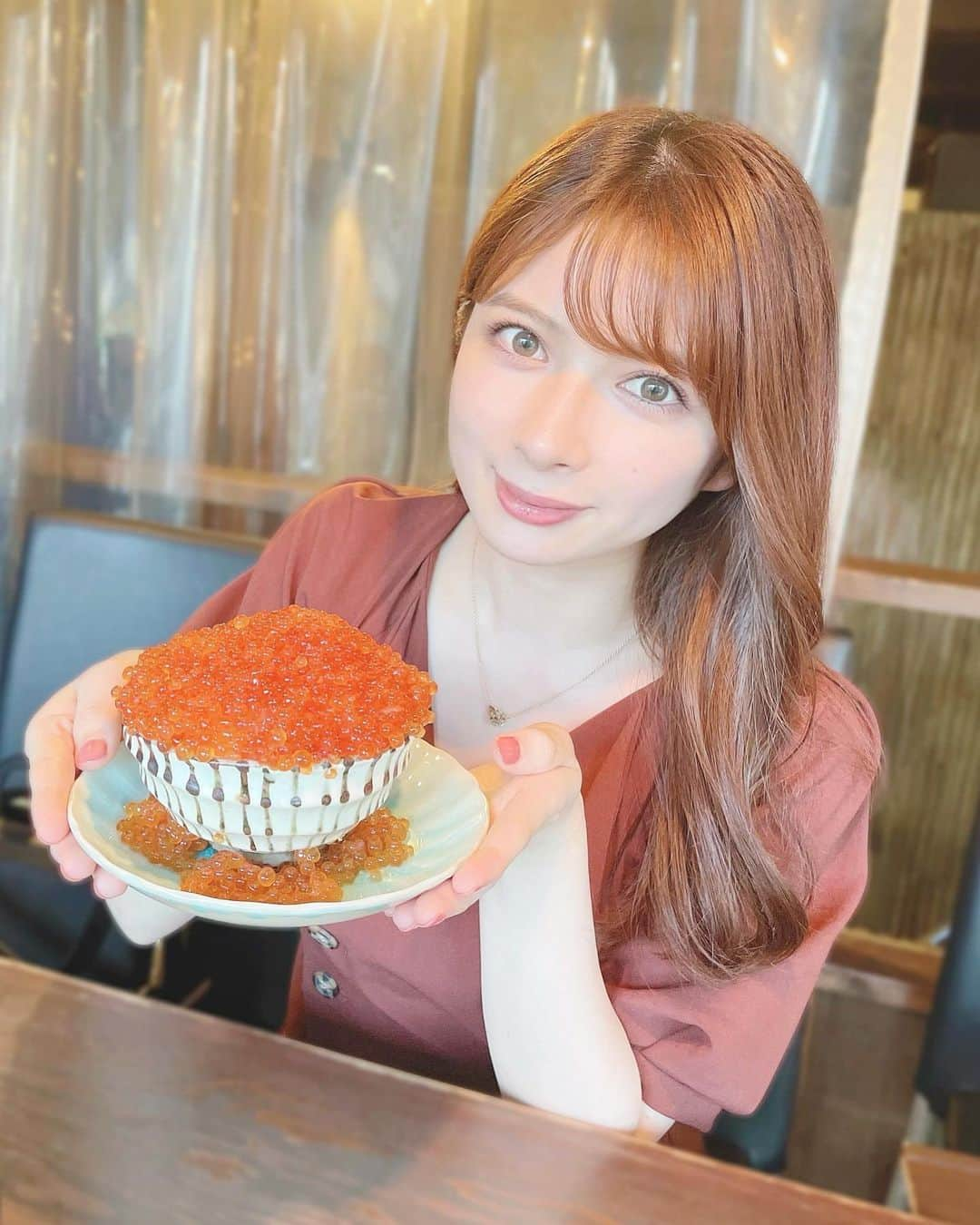 綾瀬麗奈のインスタグラム：「. 溢れるほどのいくら丼🍚  道南農林水産部さん @dounan_official   「わっしょーい」の掛け声とともに いくらをどんどんと🤣🤣 お店全体で「わっしょい」していただけるので とっても活気があって楽しかったです🌿✨ 太鼓も鳴ったりしてお祭り気分でした！！  気にならない方はいいのですが、 ノーマスクの店員さんも大きな声だしたりしているので 気になる方は控えた方がいいかも🥹💭 (私は気になってしまった←) (もしかしたら新栄店以外は大丈夫かもです！)  夏が恋しい方はぜひ🪞✨  あと！！！ ジブリ再現飯も始まっているみたい…🫠 これはさすがに気になる！！！  .  #道南農林水産部　#ネオ炉端　#海鮮居酒屋　#ジブリ再現飯　#ジブリ飯　#いくら丼　#東桜　#新栄　#新栄町　#名古屋グルメ　#新栄グルメ　#東桜グルメ　#栄グルメ　#名古屋居酒屋　#新栄居酒屋　#栄居酒屋　#名古屋海鮮　#ジブリ　#北海道物産展」