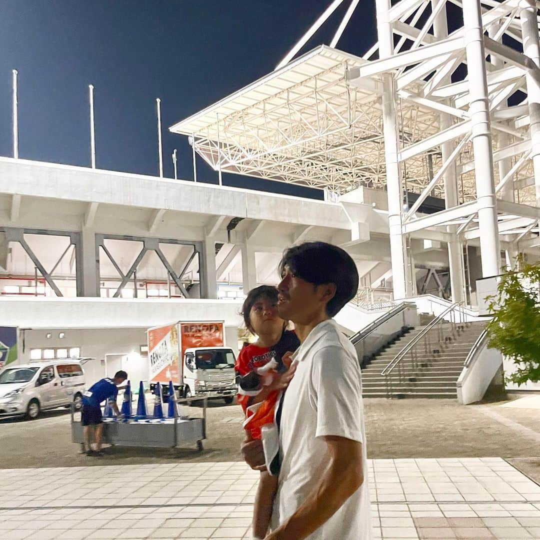 馬場香里（渡部香里）のインスタグラム：「⁡ なかよしのお友達家族と、徳島戦の応援へ⚽️ いつもありがとう🫶🤍 ⁡ 8月最後の試合で、ハーフタイムに花火も見れました👌 もう2ヶ月近くも経つなんて、、、 ⁡ 残すは現役ラストゲーム！ 先日の引退発表では主人へたくさんのメッセージをいただき、ありがとうございました。 これまで積み上げてきた日々が可視化されたような、多くの惜しむ声と感謝の言葉をいただき、 自分を信じて走り続けてきた主人を改めて誇りに思います！ ⁡ 最後は10/23ホーム戦！ ぜひ応援していただけたら幸いです📣」
