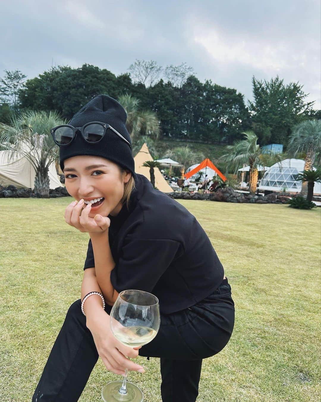 今井華のインスタグラム：「群馬県 榛東村にOPENする @akatsuki_village へ🌴  ここはほんとに群馬ですか？ って位に上品でラグジュアリー✨  ドームテントに泊まれるし、 トレーラーハウスにも泊まれる。 キャンパーの為のフリーサイトもあるし、、  キックスクーターと、バギーが何台もある🛻笑 キャンプ場の横にバギーパーク建設中だった😂 そして パームツリーは100本植えたんだって🌴  正直 久々にこのクオリティ見たなー🔥 細かーいとこまで拘ってる系なの。 え？ここ見えてないのに？！って所まで全部凄いよ✨  宿泊予約はこれからみたいなので またお知らせします🤍 @akatsuki_village  フォローしてチェックしてみてね✔︎  #群馬県榛東村 #キャンプ #グランピング #リゾートグランピング」