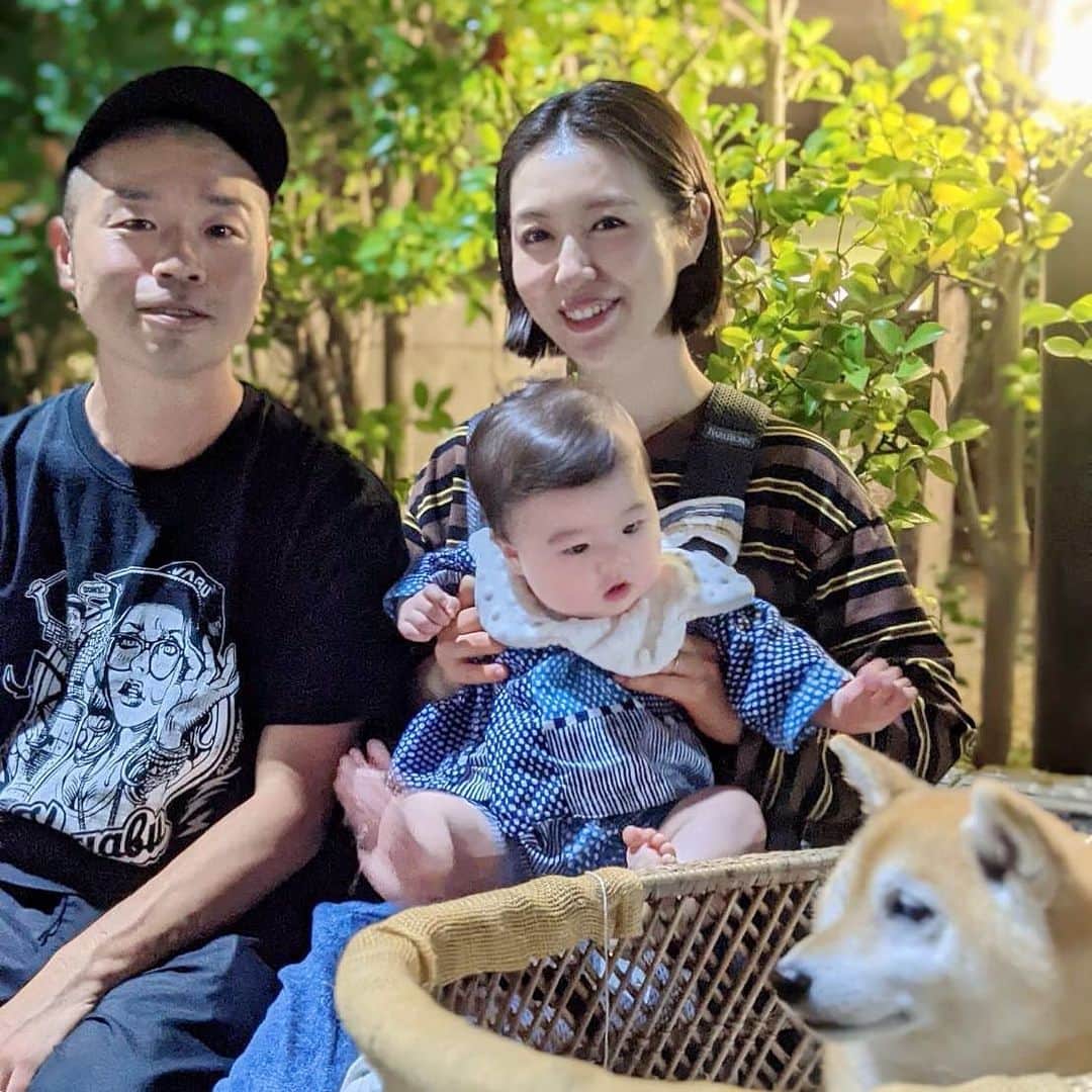 宇都宮まきのインスタグラム：「親がカメラ目線してる間に おま🐕の毛をむしろうと企んでる瞬間👶 おまは、最近赤ちゃんの顔が近づいて来たら見えないフリをする🤣 それでも近づいて来たら、前足で優しく押すようになった🤣 兄弟仲良しだね😘」