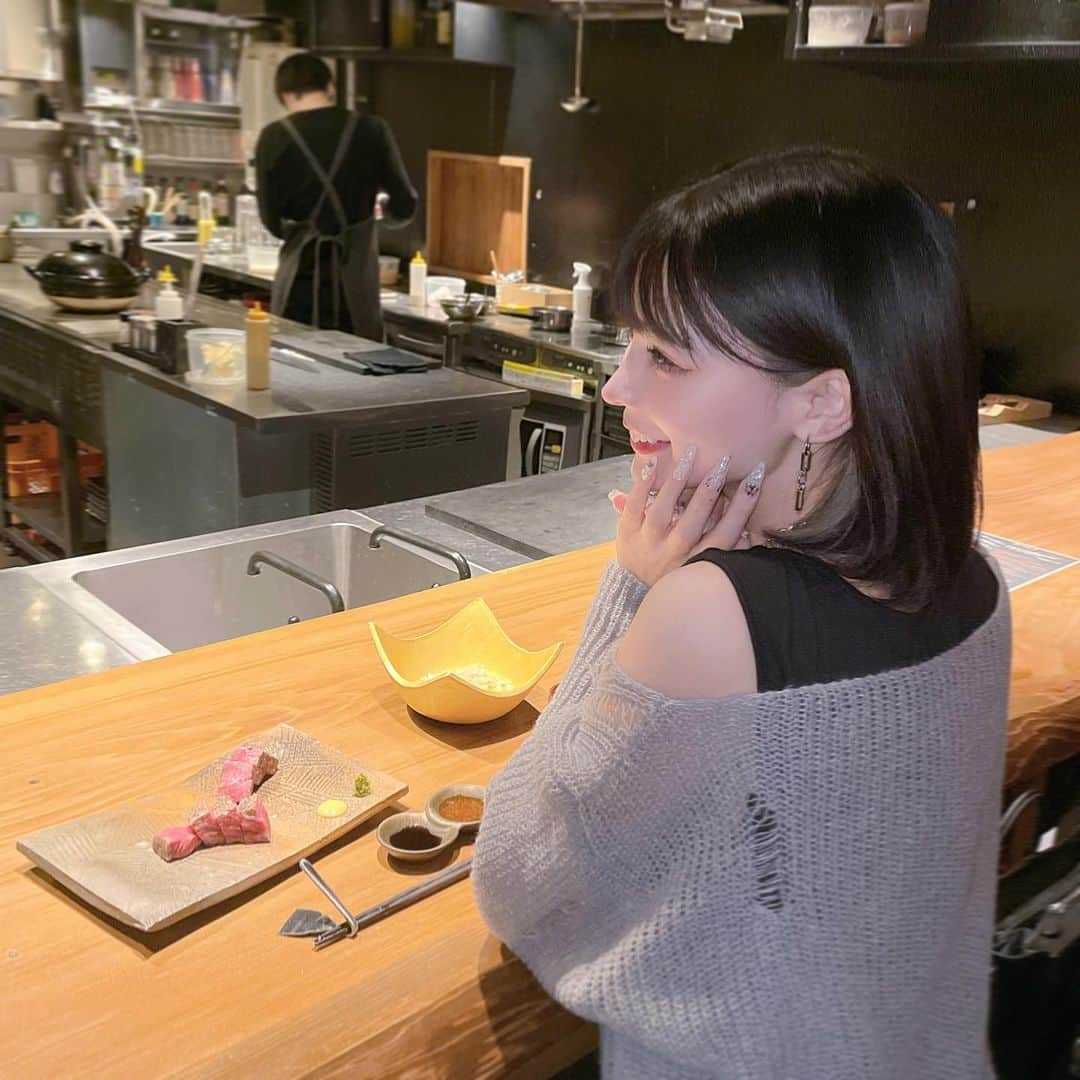 米倉みゆさんのインスタグラム写真 - (米倉みゆInstagram)「生肉祭りだァァァァァァ！🍖 . 昆布締めにした生肉とか ガーリックトーストの上に乗ったユッケとか お浸しの生肉とか 生肉好きにはたまらんコースだったよ😮‍💨 . 最後にでてくるのが 低温で60分鉄板の熱入れしたステーキ🥩🫶 . 赤身肉ほんとに美味しい～ 量も女性にはちょうどよくて、大満足で帰りました～☺️ . 最後の写真じわる、躍動感かわよ‪( ◜௰◝ )‬‪( ◜௰◝ )‬フライ返しおっきいねえ‪( ◜௰◝ )‬‪( ◜௰◝ )‬ . . . . . . #もぐもぐする米倉  #鉄板で焼く #田町グルメ #鉄板焼き #gems田町 #粉者焼天 #港区グルメ #田町ディナー #美味しいお店 #グルメ女子 #グルメ #女子会 #大人女子 #お姉さん #デート #カウンター席 #黒髪 #黒髪ボブ #タッセルカット #韓国ヘア #イヤリングカラー #y2k #y2kfashion #gourmet #food #tokyo #japan #smile #japanesefood #japantravel PR」10月16日 23時20分 - yone__miyu630