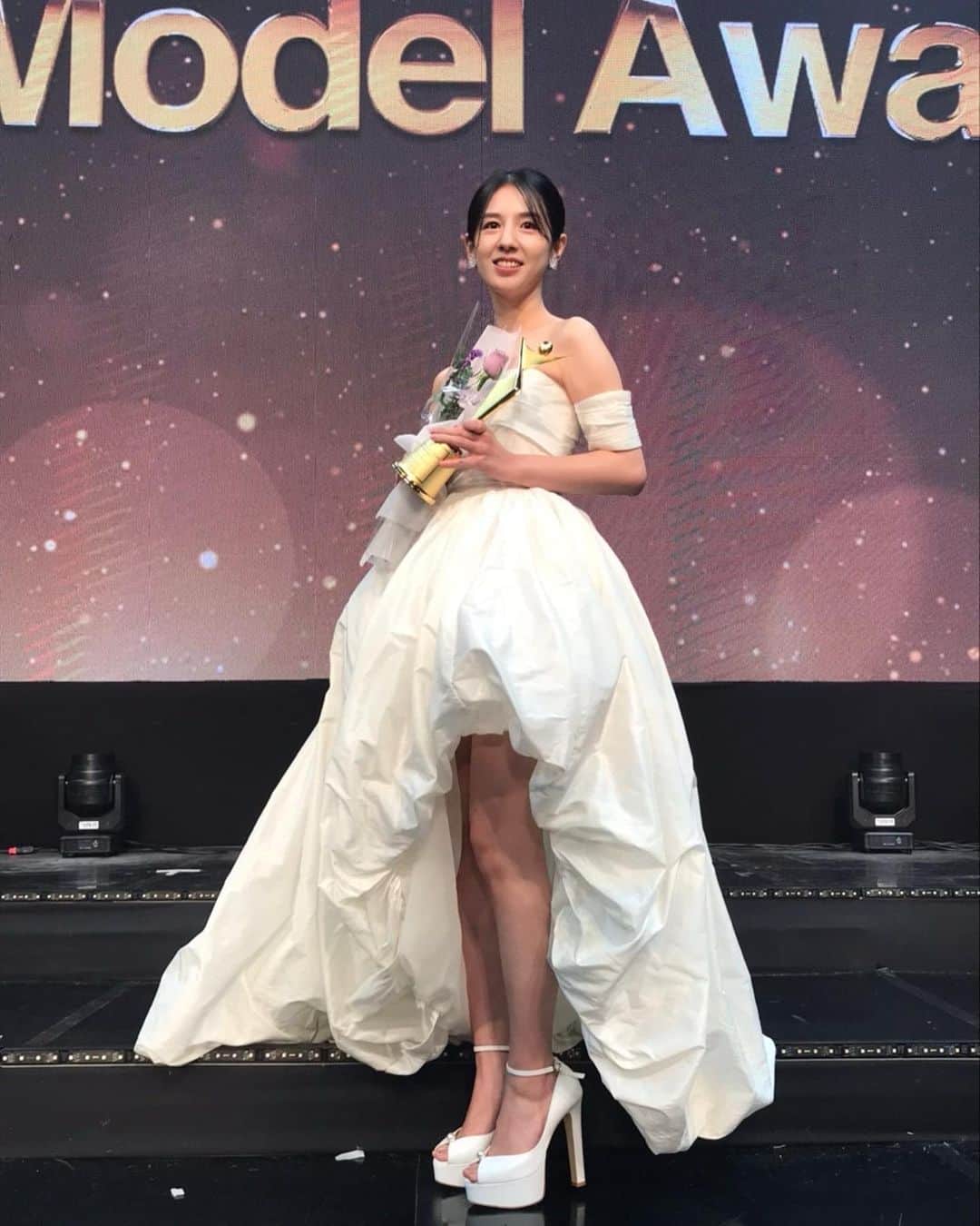 桜庭ななみのインスタグラム：「アジアスター賞頂きました。 今年は韓国の作品にも出演し、このような素敵な賞を頂けてとても光栄です。 20代最後の日の最高のプレゼントをいただきました🏆 ⁡ ⁡ ⁡ #Asiamodelfestival #アジアモデルフェスティバル #韓国 で授賞式に参加してきました。」