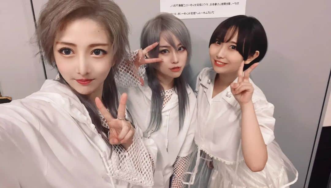 佐伯伊織のインスタグラム：「…  TITANダンサーガールズ LEOちゃんとViolaちゃん🥰  そしてbless4のKANASAちゃん😍  みんなと仲良くなれてうれしかった！」