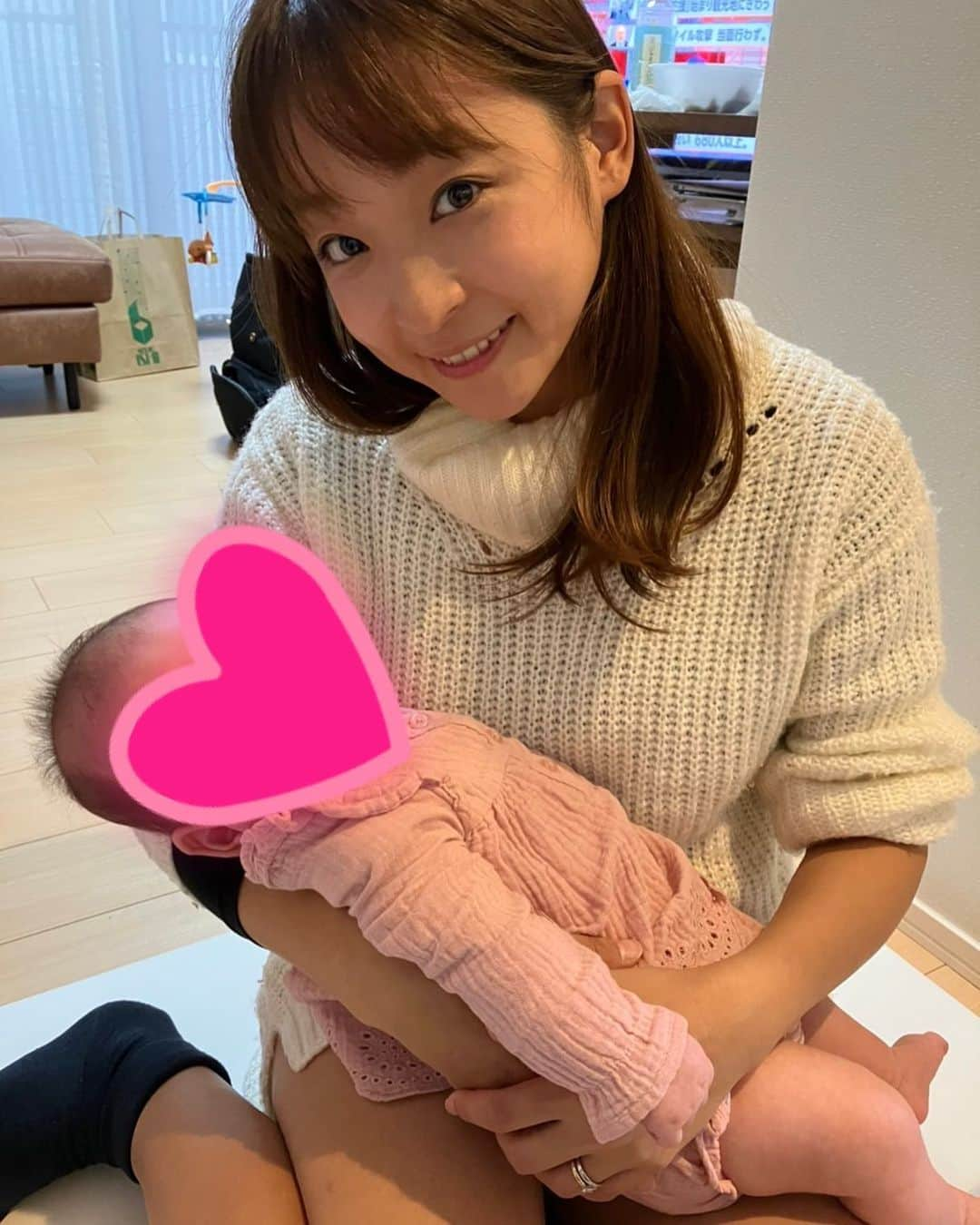 くぼたみかのインスタグラム：「Hello baby!❤️My friend gave birth to a beautiful baby girl🤩 ひとみんの赤ちゃんにやっと会いに行けました🥺生後4ヶ月のムチムチたん…ホワホワ感が天使で尊かった😭  ひとみん本当に出産＆毎日のママお疲れ様❣️🙌歳の近い娘を持てて幸せだな❤️  #baby #赤ちゃんのいる生活」