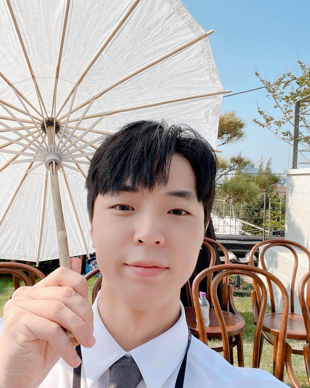 Jun Sung Ahnのインスタグラム：「I'm alive and well 🤗 Sorry for being so mia, had a lot to catch up on in life 🥲 How's everyone?? I'll be back in a bit, stay tuned!? #imokay #sorry #missyou」