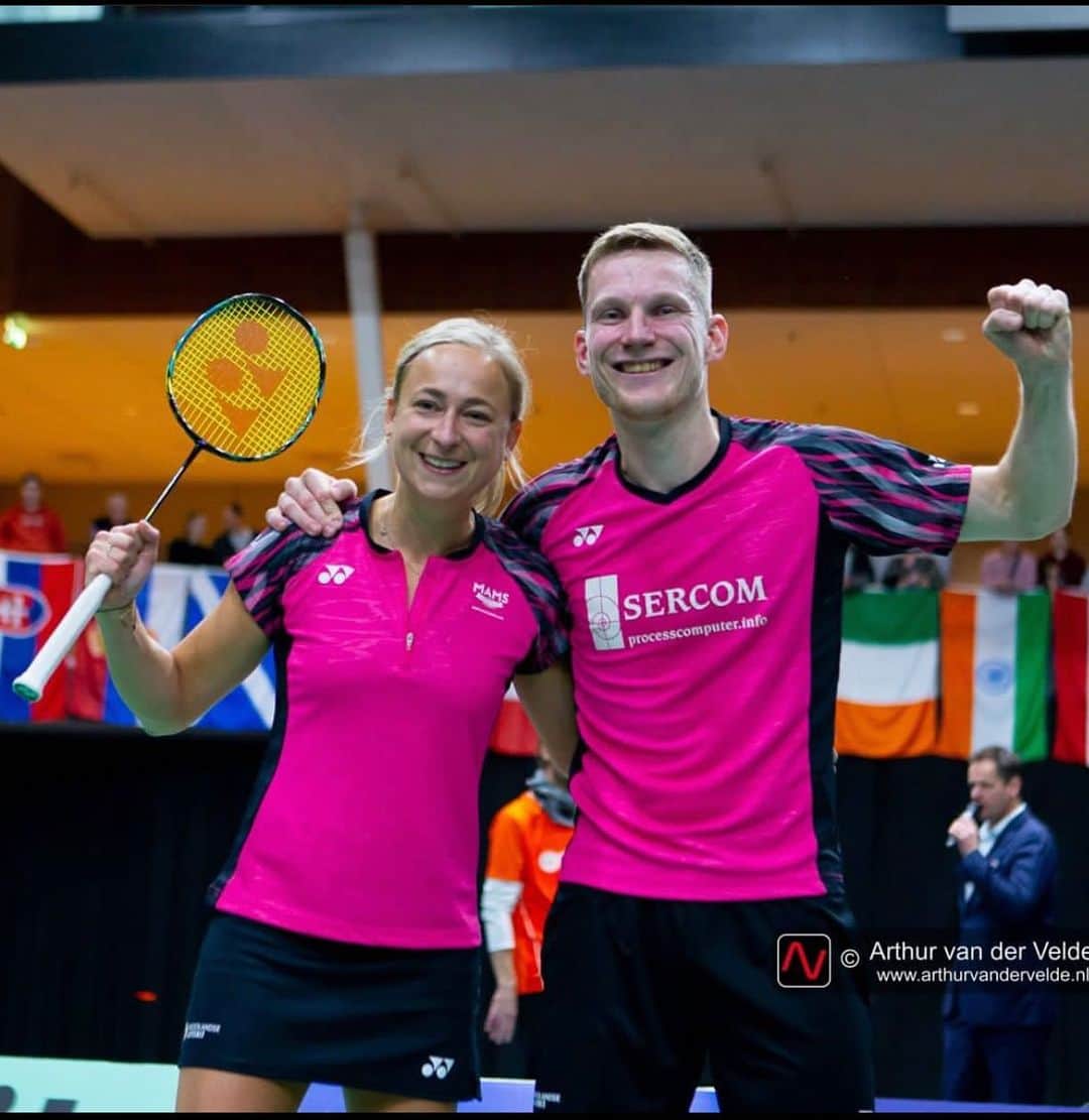 セレーナ・ピークのインスタグラム：「Winners of the Dutch Open 2022!! 🥇  Super happy to be on the winning side on home turf. Thanks for the great week Almere! The support has been amazing 🤩🫶🏻 #badminton #yonexdutchopen #yonexbadminton #teamnl」