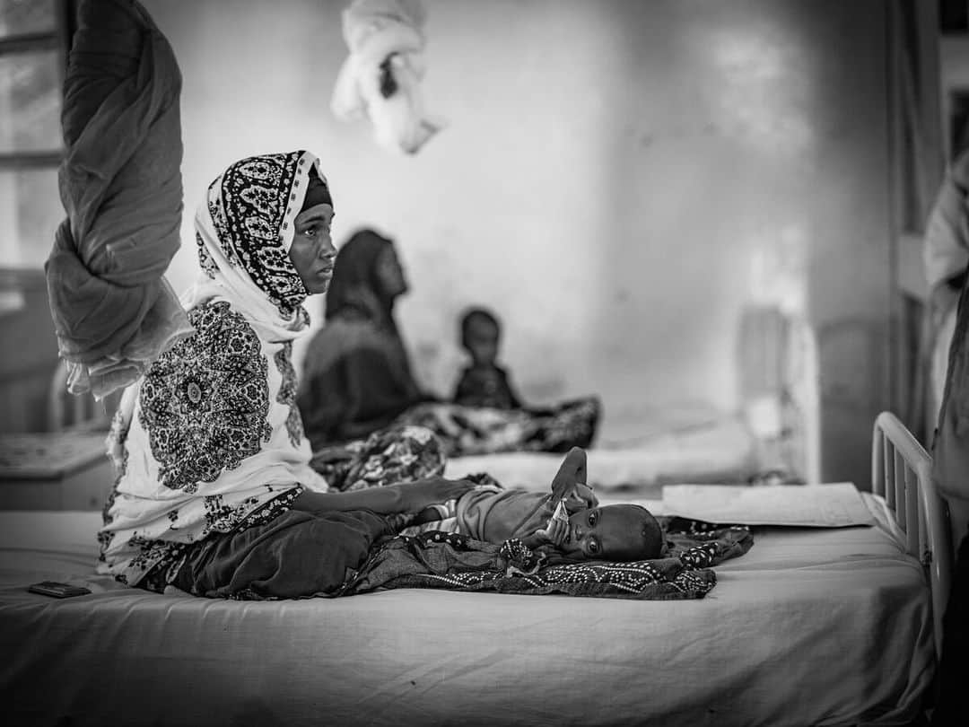 ウィル・ポールターのインスタグラム：「On #WorldFoodDay @savechildrenuk have released a series of powerful images by British photographer @misanharriman to illustrate the devastating impact of East Africa’s hunger crisis on children in Somaliland.  This is an underreported issue that deserves more attention…   Here, children here are experiencing the severest consequences of the region’s hunger crisis, with more than half of all children under five (1.8 million) facing acute malnutrition.   With the UN warning of famine within months, Save The Children is calling on the UK Government to invest an additional £70 million to help treat one million severely malnourished children across the region.   Please join me, if you are able, in donating whatever you can to Save the Children’s East Africa Hunger Crisis Appeal:   https://tinyurl.com/ype9vufa (Link in bio)」