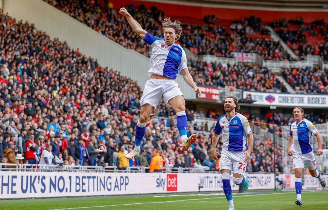 サム・ギャラガーのインスタグラム：「There must be something about the Riverside 😅 A great performance from everyone to come away with the W 🔵⚪️ @rovers」