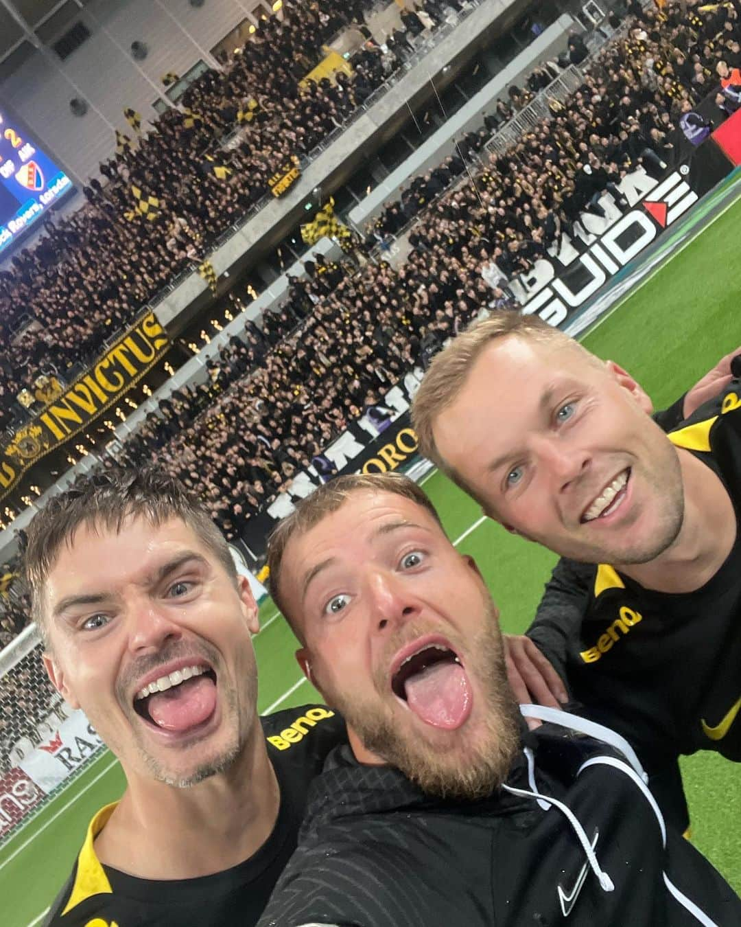 ヨン・グイデッティのインスタグラム：「En bra dag på jobbet 🖤💛」