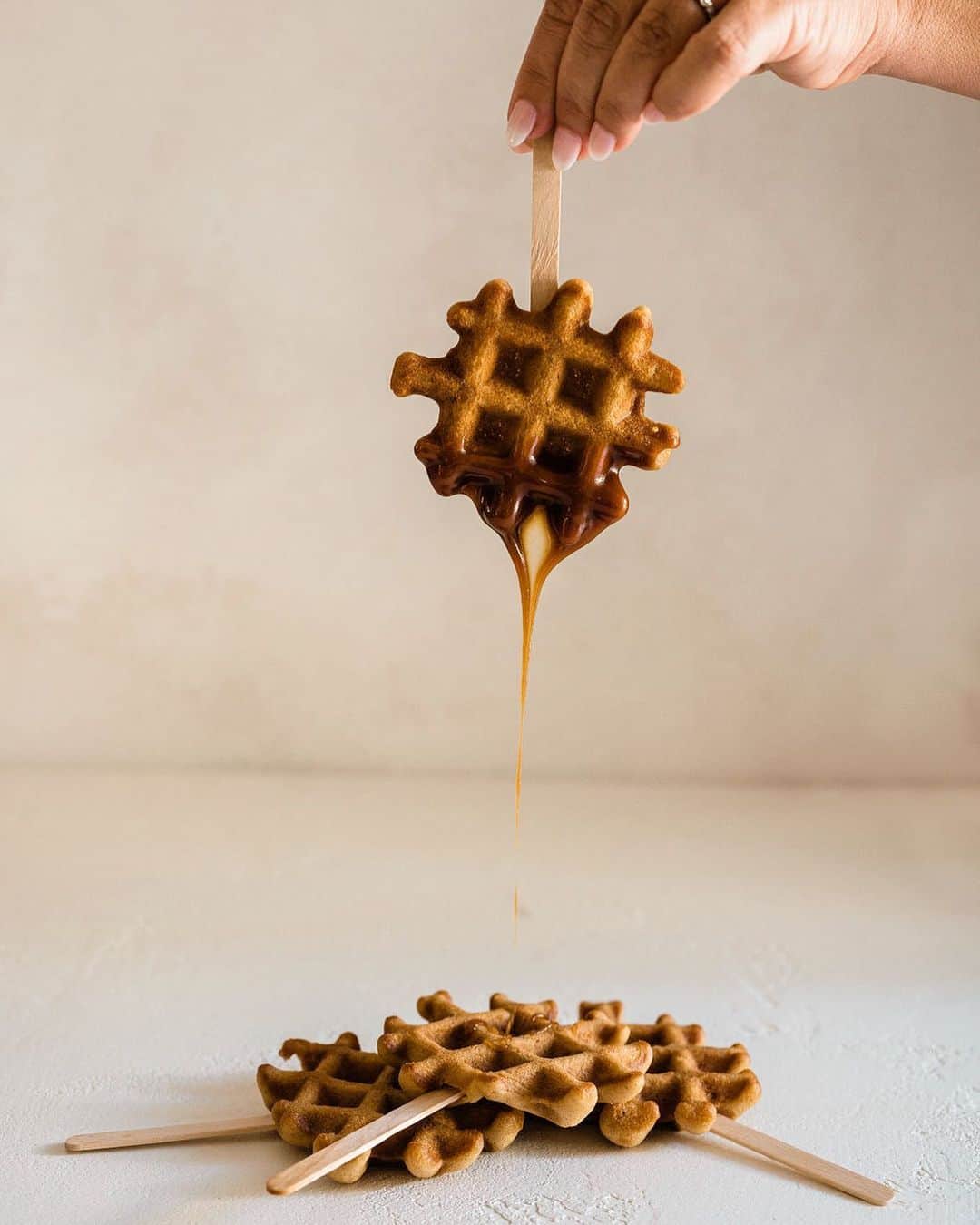 ティファニー・ティーセンさんのインスタグラム写真 - (ティファニー・ティーセンInstagram)「My kids flipped for my “Apple Waffles” with caramel this morning. It’s an easy waffle recipe that is perfect to make a big batch ahead and freeze. #recipe on the #blog #linkinbio」10月17日 3時11分 - tiffanithiessen