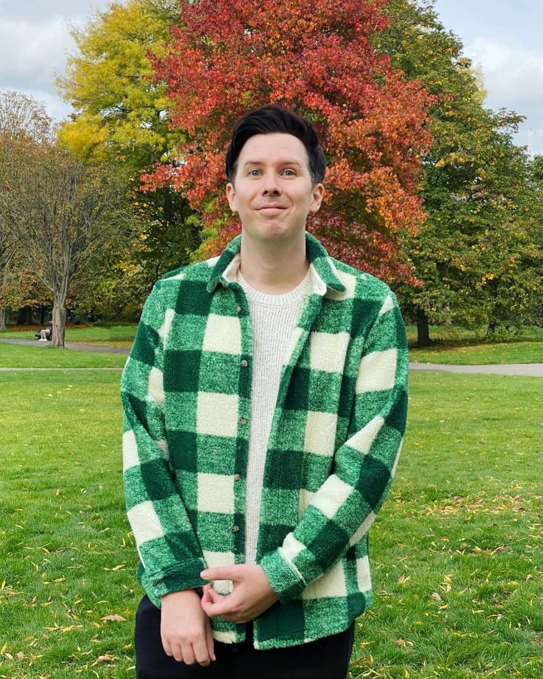 フィル・レスターのインスタグラム：「looking like a gay lumberjack as i went to see some art in a park」