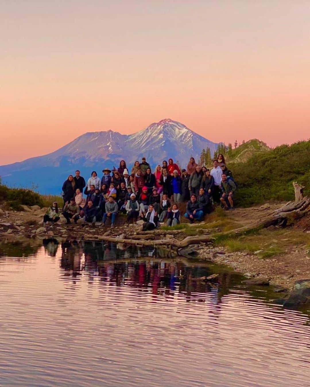 アレハンドラ・ジャネサのインスタグラム：「Still feeling all the effects from this amazing week! 🤩 thank you @theastralmethod @matiasgustavodestefano @protocolotours Mount Shasta and my newly found soul family for all the magic 🪄✨, love ❤️ rebirth! 🐣👶🏻 and gifts 🎁 that keep showing up. So grateful to have shared these days with you and for the big heart opening and transformation with the Mountain. Until next time! 😍🥹🙌🤩🙏💚❤️ #mtshasta #rebirth #heart #heartopening #heartlake #thankyouthankyouthankyou #GRACIAS」