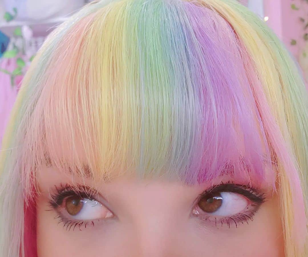 ケリーのインスタグラム：「NEW video up on my channel! You can watch me create this new hair look 😁 link in my bio!」