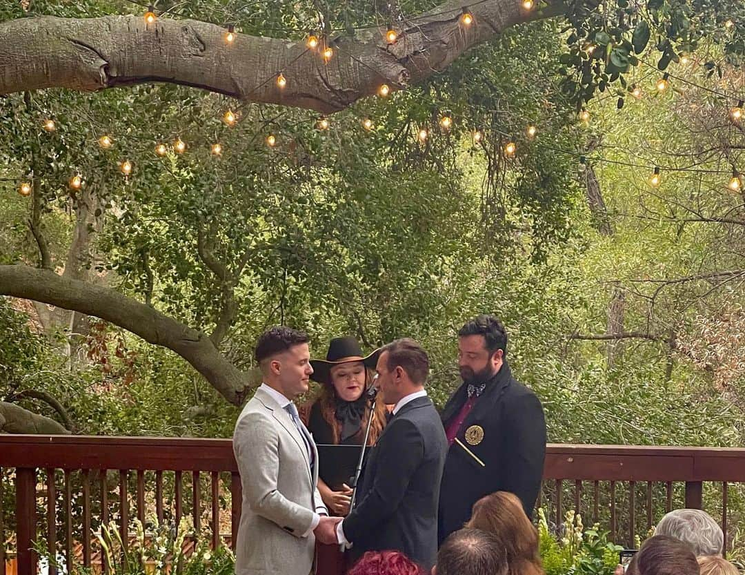 アシュリー・フィンクさんのインスタグラム写真 - (アシュリー・フィンクInstagram)「Had the MOST magical time getting to celebrate the love of Tyler and Brian last night. Congratulations you two! @thenino84 @brianjosephgillespie 🍾🥂💍💍」10月17日 8時03分 - axemefink