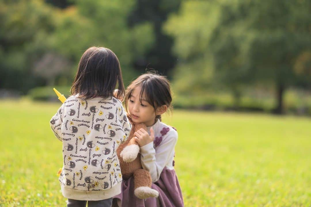 Ai.tのインスタグラム：「. いとこの子と遊んだ時💓 . 2歳の子と比べるとこんなにも成長したんだなとしみじみ🥹 . フォロワーさんも渚が2歳、昊也が0歳の時からフォローしてますって言ってくれる方も多いから一緒にじーんと来てくれる気がする🤣❤️ . . 渚も昊也も健康に優しい子に育ってくれて嬉しいなと💓 . . #久々の朝投稿 #今日も頑張りましょう #月曜日 . .  #FUJIFILM #fujifilm_xseries #xt4 #今日もX日和 #tokyocameraclub #東京カメラ部　#kids_japan  #カメラ #ファインダー越しの私の世界  #ママカメラ  #私の見る世界 #こども」