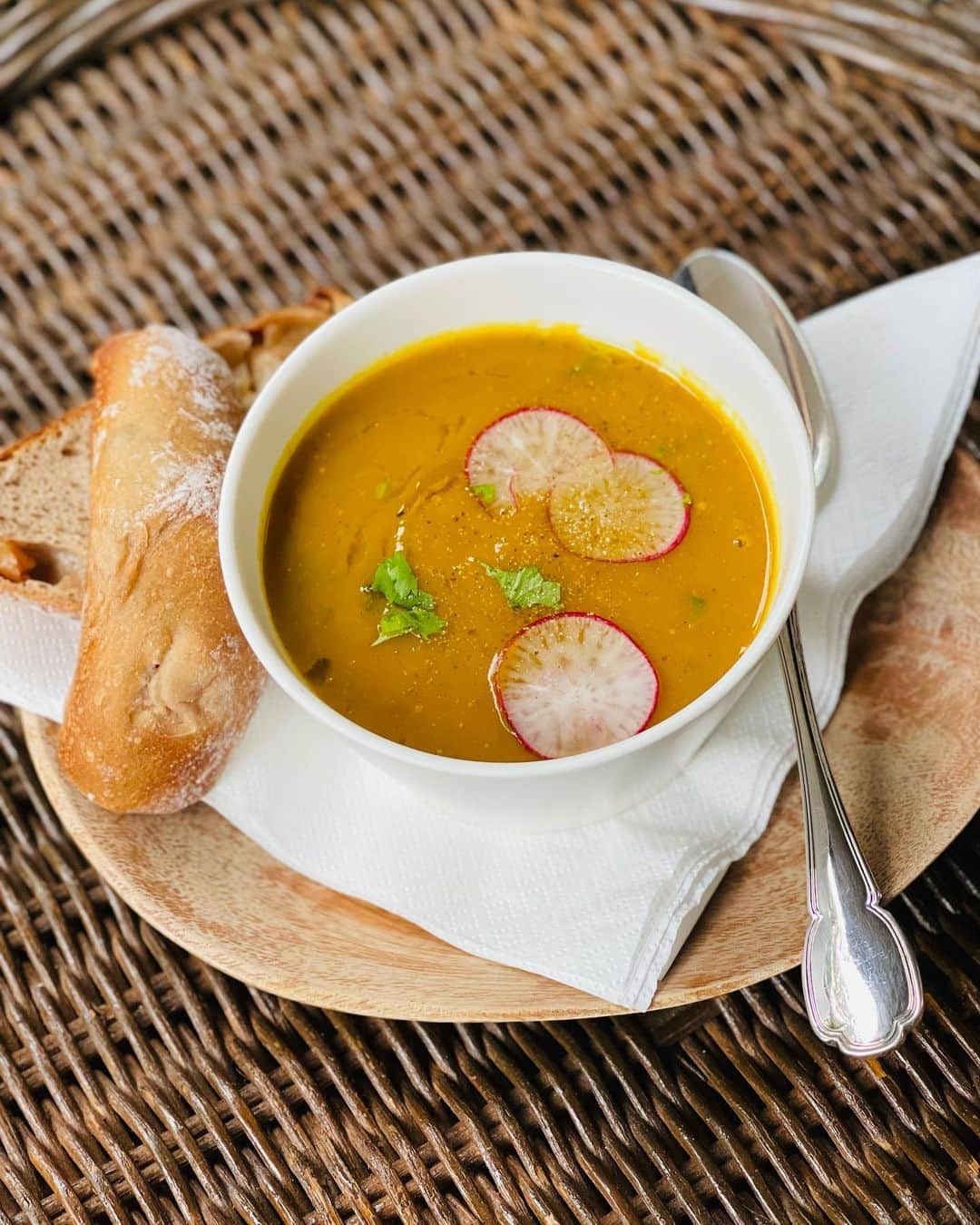 のインスタグラム：「スープの季節がやってきました🥣沢山作って、小分けして冷凍❣️ 私は全ての料理にオリーブオイルを使っています。EVOオイルの他に、火を加える場合、ソテー、焼き菓子など、にはもう少し手ごろなピュアオリーブオイルにしています。 Spicy Pumpkin Soup、(6人分) ＊大きめのカボチャ・・🎃½, 皮むいて、適当に切る966g＊大きめのニンニク粒・・1個みじん切り＊生姜・・1大さじ、みじん切り＊乾燥赤唐辛子・・適量＊大きめの玉ねぎ・・1個、皮むいてみじん切り ＊セロリ、上部分だけ・・1〜2本分、細かく切る＊黄色いパプリカ・・1個, タネ取り外して、細かく切る＊ピュアオリーブオイル・・3大さじ＊ターメリックパウダー・・1大さじ＊シナモンパウダー・・1小さじ＊コリアンダーパウダー・・1小さじ＊ブラックペッパー・・適量、＊海塩・・適量、最後に加える.＊水・・2L, ＊野菜ブイヨン・・2〜4小さじ。＊トッピング:EVOオリーブオイル、フレッシュコリアンダー、薄切りラディッシュ、レモン🍋絞り汁。 ☆大きめの鍋にピュアオリーブオイル、ニンニク、唐辛子、生姜、玉ねぎをソテー➡️+セロリ➡️+スパイス類ブラックペッパー➡️しんなりするまで炒める➡️+カボチャ➡️+水➡️野菜が柔らかくなるまで煮込む20〜30分➡️+ブイヨン➡️少し冷ましてから、野菜を取り出してミックサ-でビューレ、鍋に戻して、再び火にかける、海塩、ブイヨンパウダーなどで味の調整。  #かぼちゃレシピ #カボチャ #スープ #スープレシピ #pumpkin #kabocha #kabochasquash #kabochasoup #ヘルシーレシピ #健康食 #健康レシピ  @inoueseikoen_shibuya  http://www.inoueseikoen.co.jp」