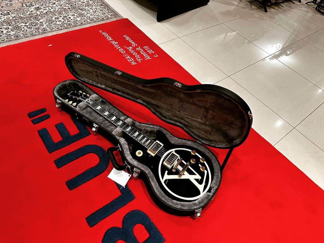 苫米地英人さんのインスタグラム写真 - (苫米地英人Instagram)「コロナ禍前にオーダーしてたLouis Vuitton/Gibson Les Paulがようやく届いた。大分前に出来上がっていたのだけど、バリに取りに行けなかったのが、うちの組織のジュネーブ総会に代わりに出てくれた副代表が帰りにパリに寄ってくれた。今週のライブはドイツからジャンベ藤川清も久しぶりに参加で、早速鳴らしてみる予定　  Just came in from Paris. Louis Vuitton and Gibson collaboration Les Paul. Very nice vintage feel. I ordered it before the pandemic and it was made a while back but I did not have a chance to come to Paris to get it. I will play it on my old Dumble amp at my next performance Friday, featuring Kiyoshi Fujikawa (https://www.facebook.com/kiyoshi.fujikawa.10/ ) coming back from Berlin for a week. He was in the 2006 Discovery Channel breast enlargement ringtone program with me ( https://t.co/jR1CIswFYq ). #louisvuittonlover #gibsonguitars #gibsonlespaul」10月17日 8時54分 - drtomabechi