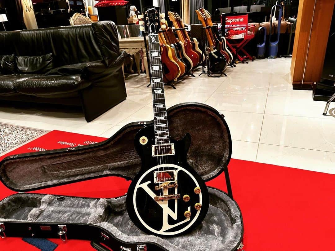 苫米地英人さんのインスタグラム写真 - (苫米地英人Instagram)「コロナ禍前にオーダーしてたLouis Vuitton/Gibson Les Paulがようやく届いた。大分前に出来上がっていたのだけど、バリに取りに行けなかったのが、うちの組織のジュネーブ総会に代わりに出てくれた副代表が帰りにパリに寄ってくれた。今週のライブはドイツからジャンベ藤川清も久しぶりに参加で、早速鳴らしてみる予定　  Just came in from Paris. Louis Vuitton and Gibson collaboration Les Paul. Very nice vintage feel. I ordered it before the pandemic and it was made a while back but I did not have a chance to come to Paris to get it. I will play it on my old Dumble amp at my next performance Friday, featuring Kiyoshi Fujikawa (https://www.facebook.com/kiyoshi.fujikawa.10/ ) coming back from Berlin for a week. He was in the 2006 Discovery Channel breast enlargement ringtone program with me ( https://t.co/jR1CIswFYq ). #louisvuittonlover #gibsonguitars #gibsonlespaul」10月17日 8時54分 - drtomabechi