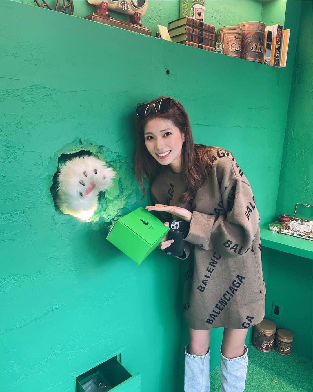manaのインスタグラム：「ANAKUMA CAFE🐻‍❄️  コーヒーとドーナツセット頼んだら穴からクマの手ができた🤣 可愛すぎたよ笑  また行こっと🥺  #カフェ #原宿」