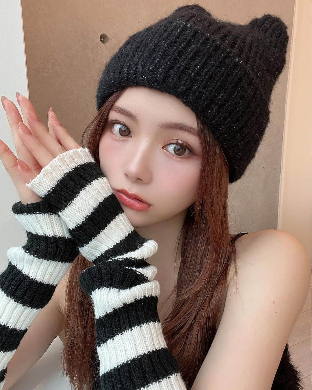 のインスタグラム：「.あめやだﾆｬ  @resexxy_official プロデュースでだした 「シャギーセットニットトップス」 ビスチェ1枚で夏も使えるからおすすめだよ♡  猫ニット帽なんか被っちゃって🐈‍⬛ @eden.tokyo.official 行った後は顔がすっきりしてる♩  痩せた?って言われるけど全然そんなことなく。w  @k.z.m528_eden 先生の 小顔矯正のおかげなんです.嬉しい☺️」