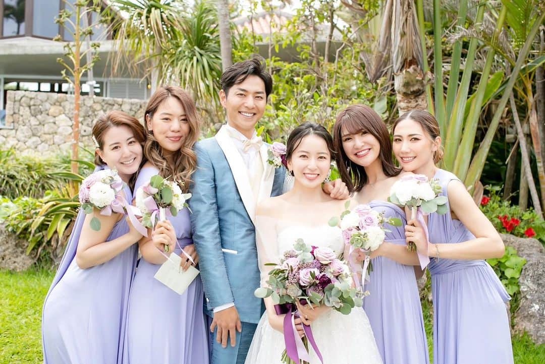 のインスタグラム：「4/17に結婚式を挙げてからもう半年💐  先週末、結婚式をお手伝いしてくれた スタッフさん達にお会いして あの日からもう半年ですね〜と言われて気付いたよ  最近はやっと結婚式も増えてきて嬉しい😆🤍  この日から半年しか経ってないのに 同じ場所で同じスタイルで式を挙げていらっしゃる方もいるらしく、それもまた嬉しい。  #１年経ったら #あの日から１年経ちましたとか言って #また更新するかも #一生余韻に浸れる日」