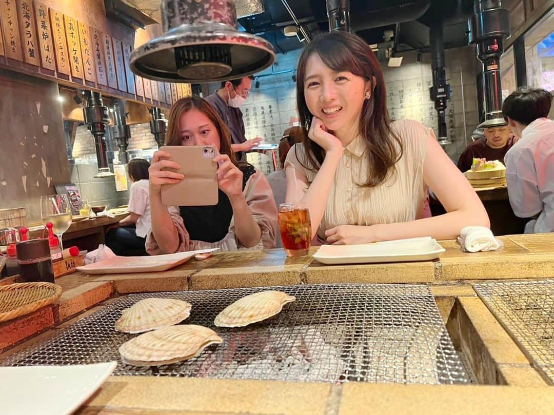 川口満里奈のインスタグラム：「. . 美女とにつおと中高同級生の集い🍻 思いがけずナンパの聖地コリドー街を歩きましたが、 一回どころか一言も声をかけられなかったのは につおがいたからと思いたいです！ そしてがっつりホタテを焼いていますが2軒目です！  また近々集います🫶 . . #同級生 #同窓会 #幼馴染 #コリドー街 #メキシカン #北海道 #グルメ #アナウンサー」