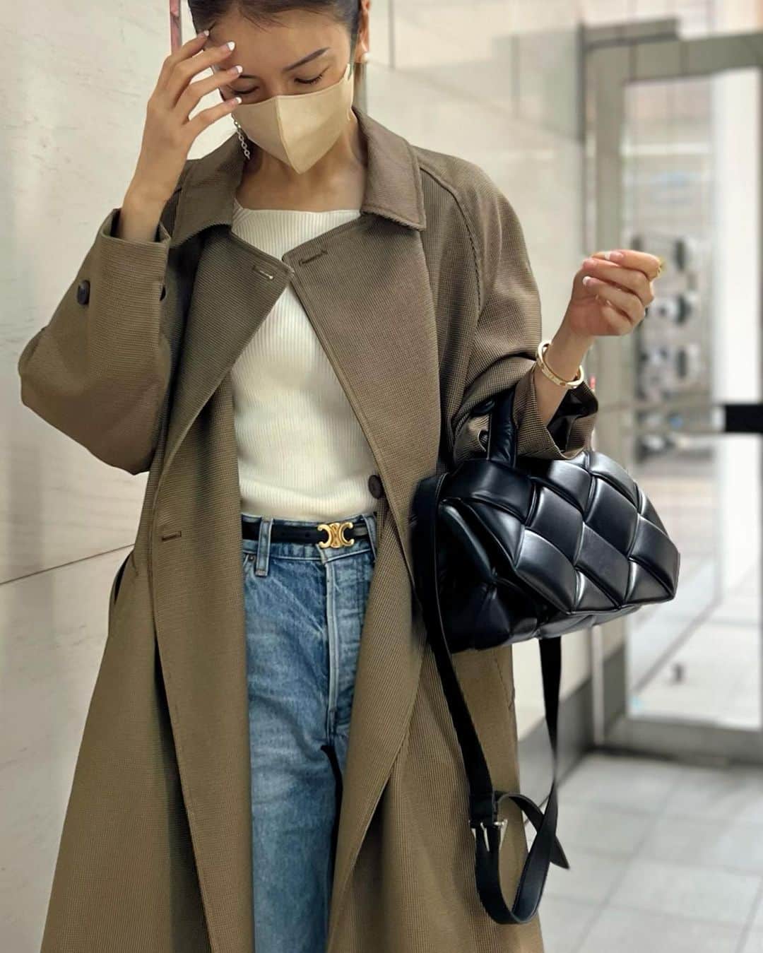 のインスタグラム：「時間配分を間違えた朝。 珍しくすっぴん（眉はアートしてるよ♡） 髪を巻く時間もなくて とりあえずポニーテールで、 パパッと着られる服を着て打ち合わせへ🏃  コート　@miesrohe_  白トップス　@uncrave_official  ベルト、デニム　@celine  バッグ　@bottega  miesrohe。最近気になってるブランドです。 シンプルで素敵♡」